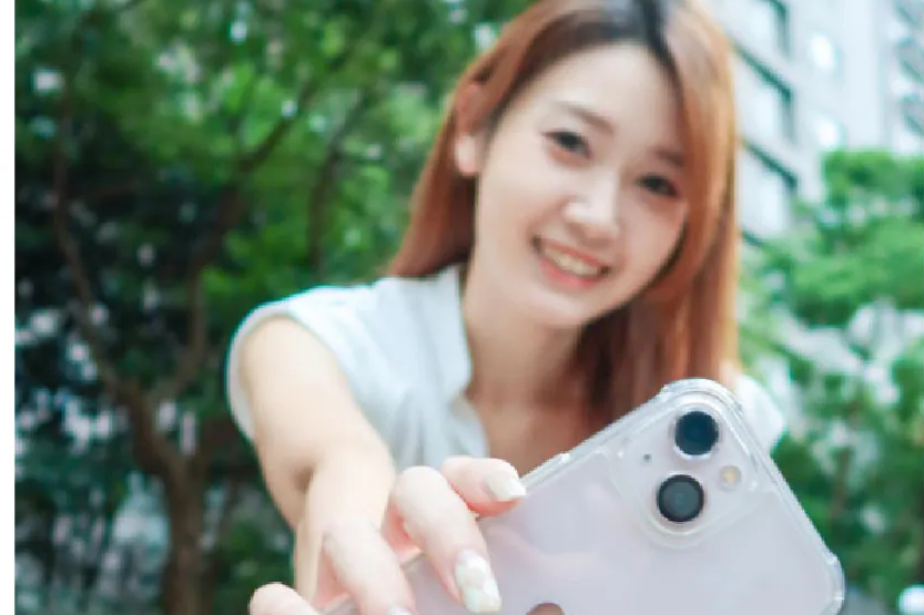 美元向鏡頭伸出裝上極地冰岩殼的 iPhone，展示透明背板