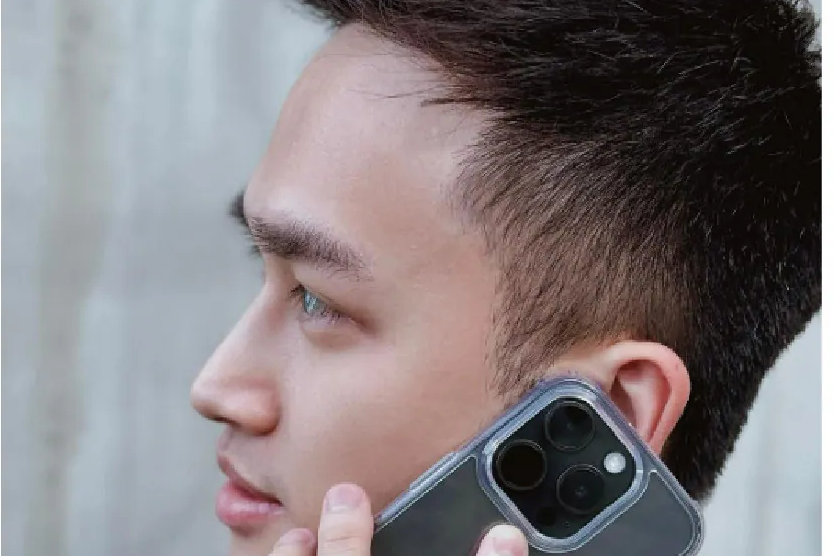 七七側臉用裝上極地冰岩殼的 iPhone 講電話
