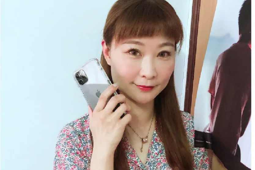 aimoeryoyo艾摩爾手持裝上極地冰岩殼的 iPhone 靠在臉側
