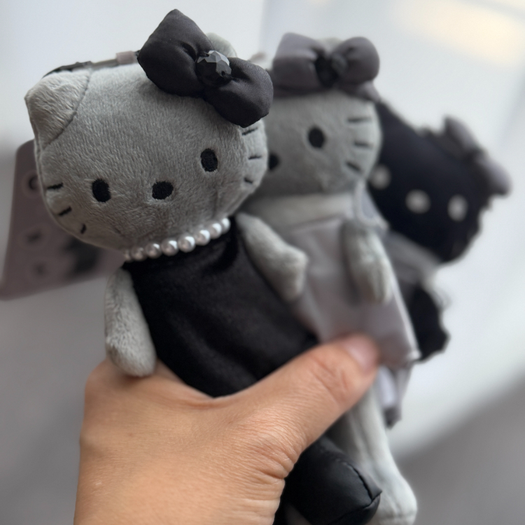 日本 SANRIO Hello Kitty Black Angel系列長腳掛飾 貴婦 灰