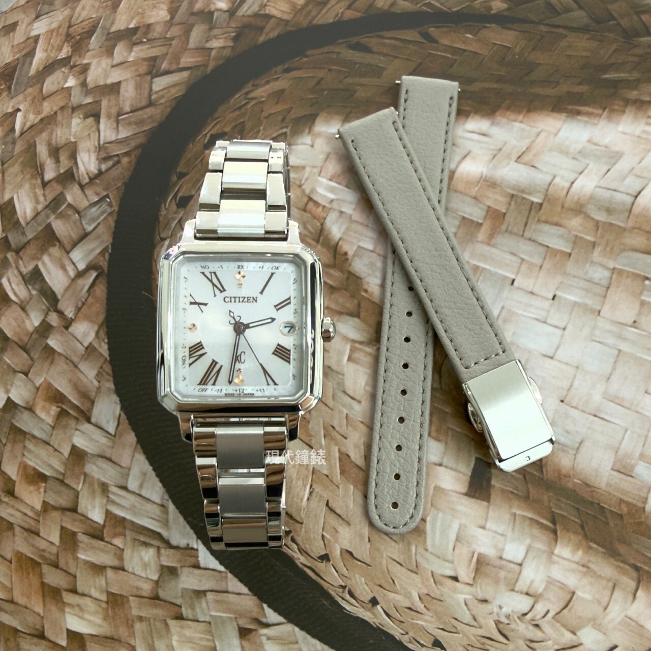 【CITIZEN 星辰】XC 限量 輕奢光 光動能鈦金屬電波女錶 套錶 ES9500-51A 25.0X34.5mm現代鐘錶