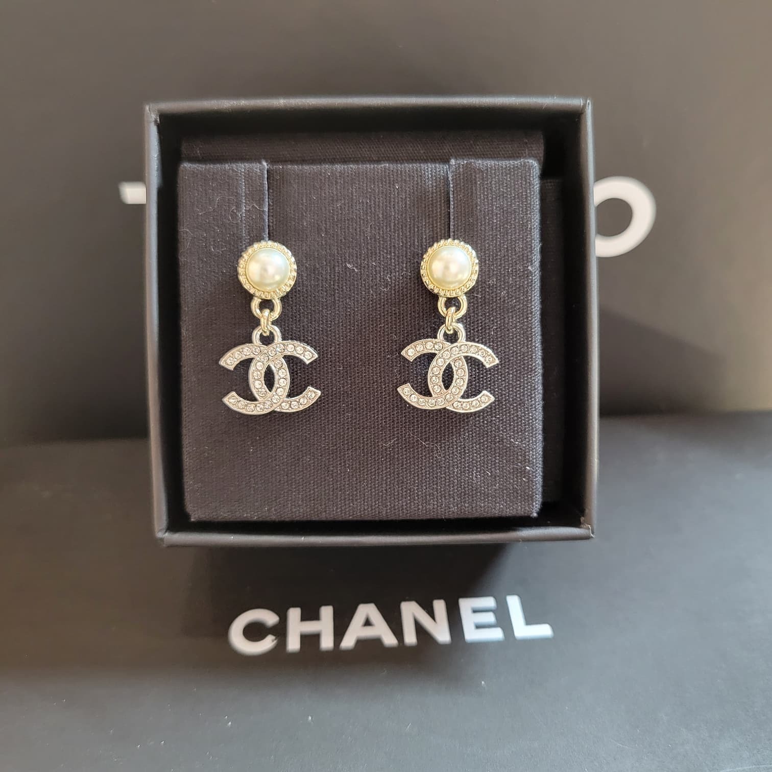 CHANEL ABE547 EARRINGS DROPS PEARL SILVER LOGO 淡金邊水晶珍珠拼 銀色水鑽 CC 垂吊款 耳環 耳針款