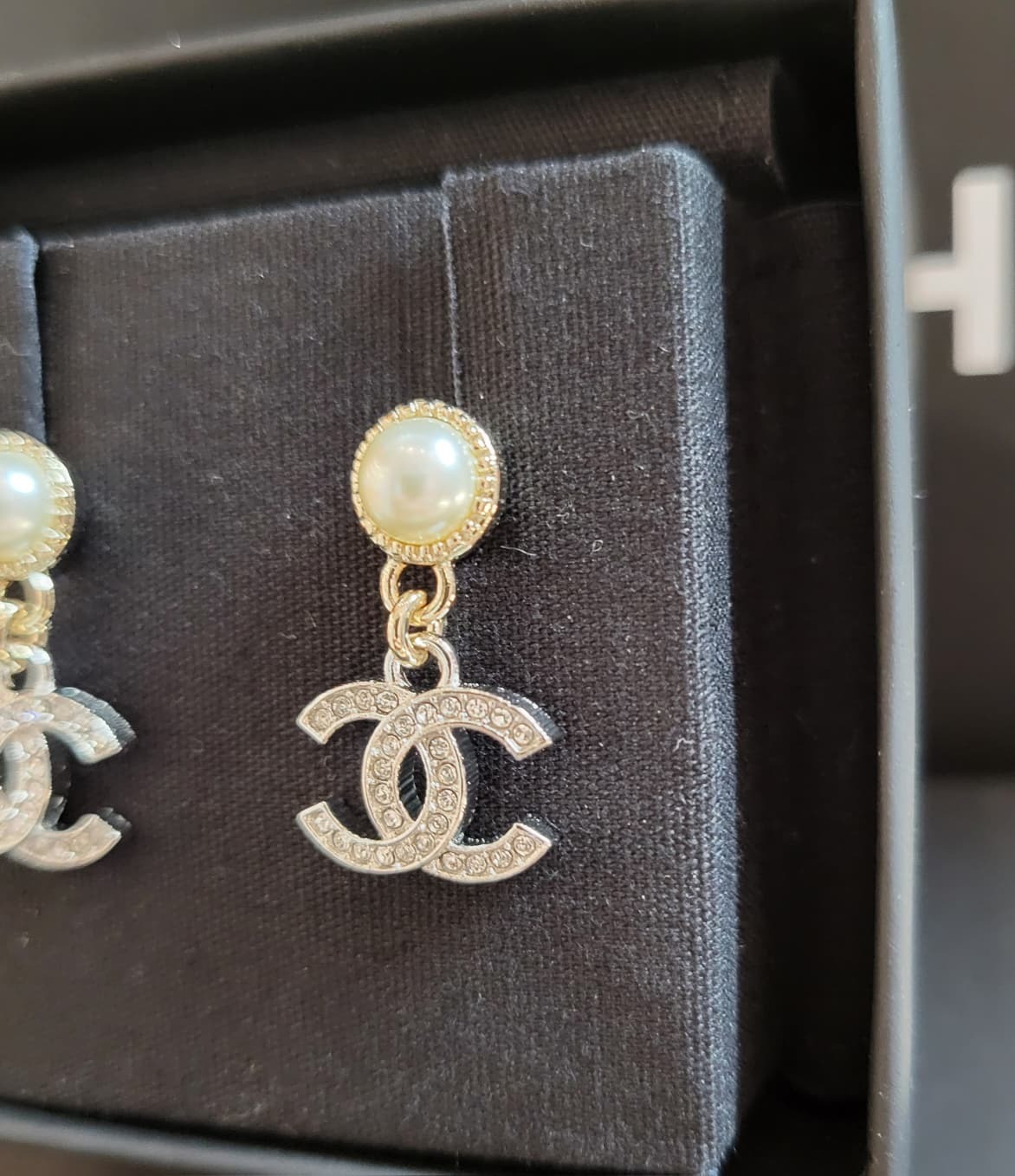 CHANEL ABE547 EARRINGS DROPS PEARL SILVER LOGO 淡金邊水晶珍珠拼 銀色水鑽 CC 垂吊款 耳環 耳針款