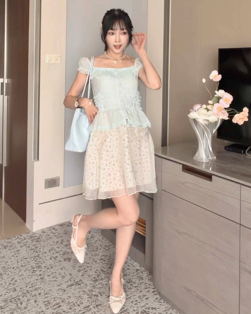 LINA LINA柔美甜情蕾絲荷葉壓褶排釦上衣-薄荷綠