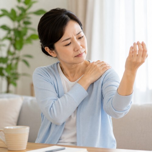 醫學正式名稱則是沾黏性肩關節囊炎(AdhesiveCapsulitis)或肩關節周圍炎(scapulohumeralperiarthritis,簡稱肩周炎)。現在常用的名稱為「shoudescapulohumeralperiarthritisr」,好發於40至60歲族群(特別是50歲左右),所以被大眾普遍稱為「五十肩」。