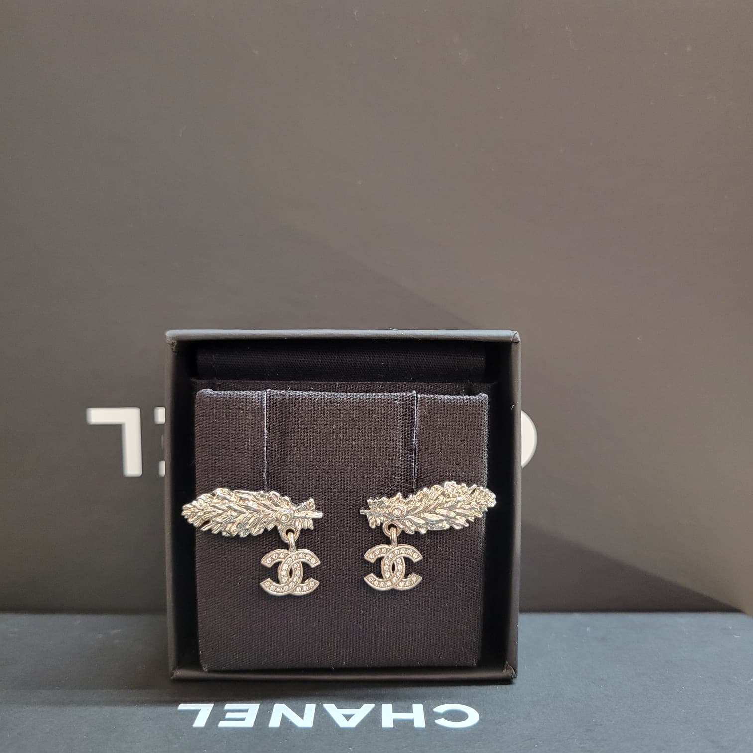 CHANEL ABF702 EARRINGS FEATHER W/ CC LOGO SILVER