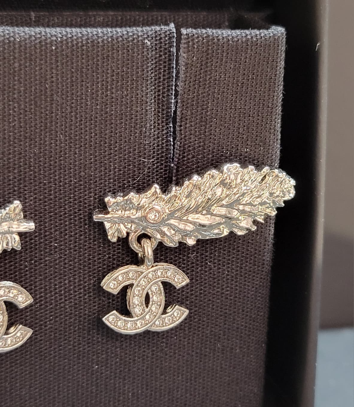CHANEL ABF702 EARRINGS FEATHER W/ CC LOGO SILVER