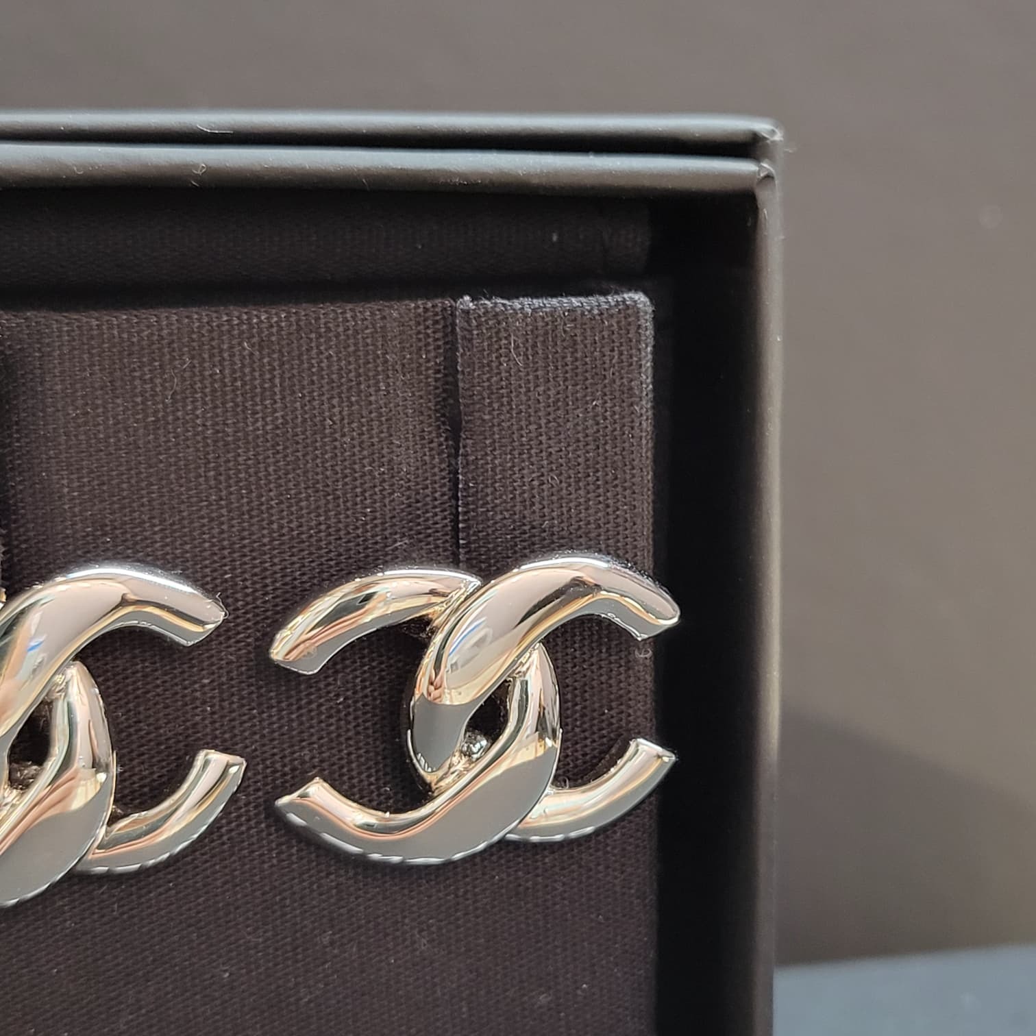 CHANEL ABF588 EARRINGS CC LOGO SILVER 2.5X2CM