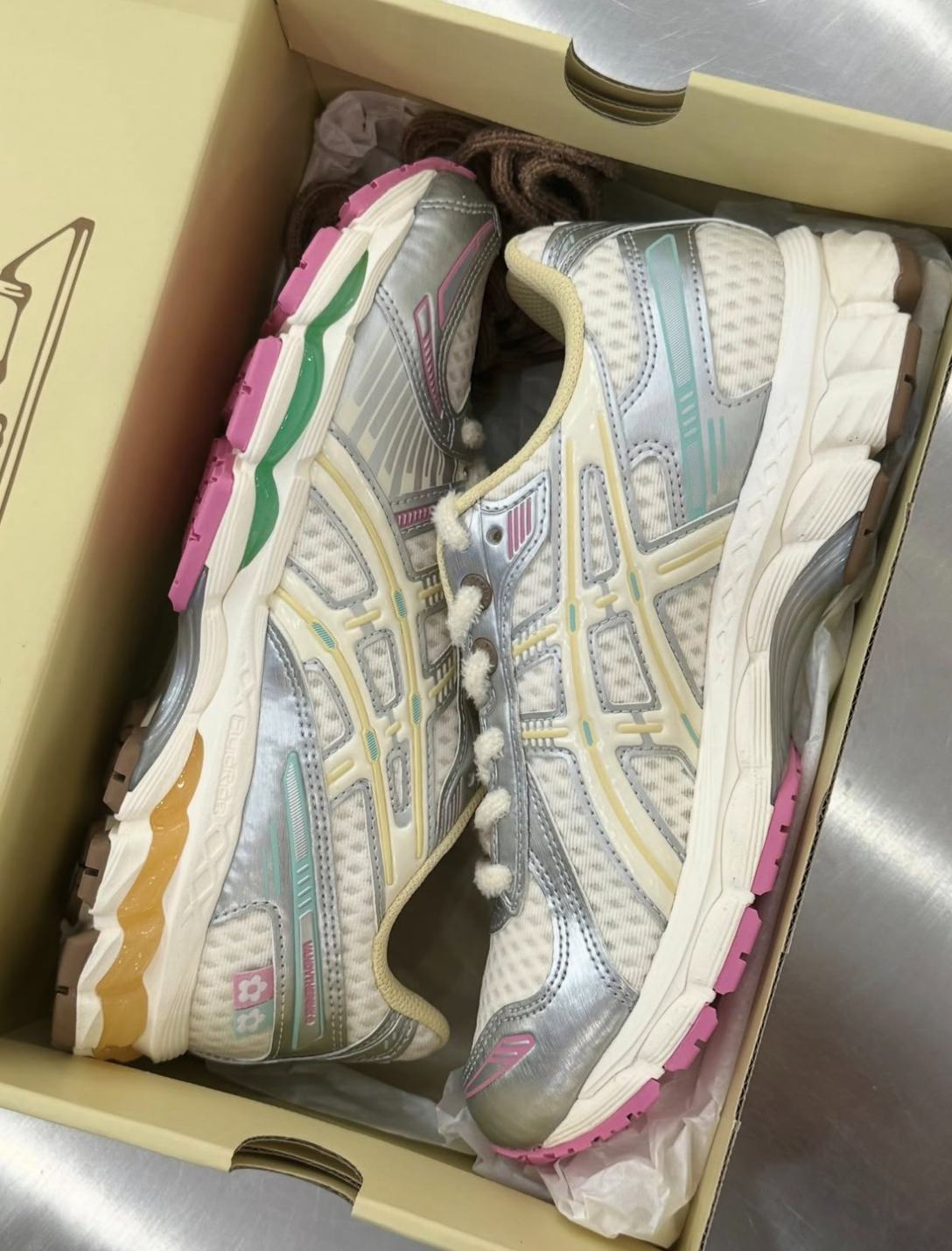 iSNEAKERS｜ASICS X VANDY THE PINK gel-kayano 12.1 香草冰淇淋 小花咬標 聯名款 1203B302-100