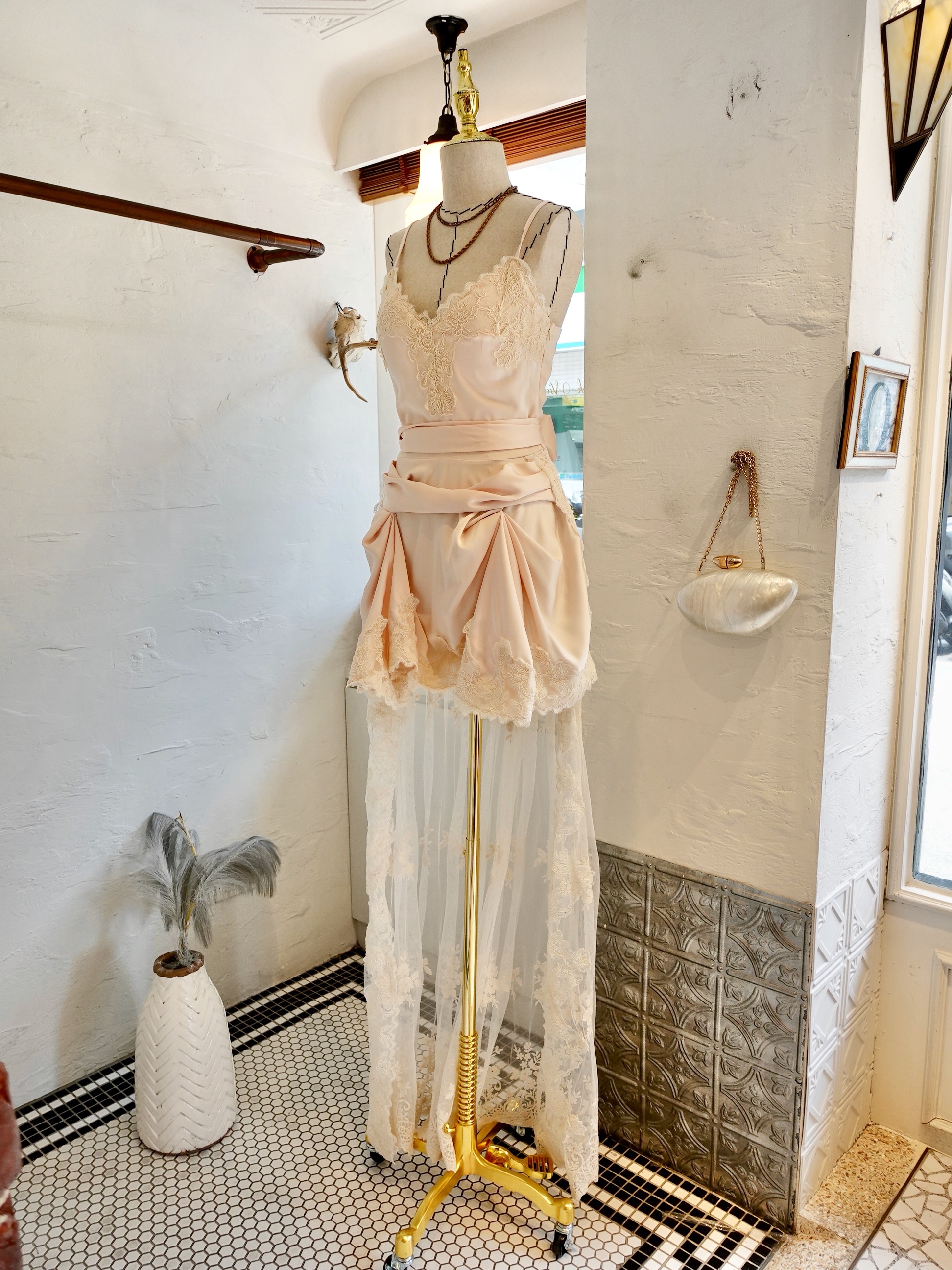 Ivory粉杏白色霧緞面蝴蝶結垂長蕾絲Dress