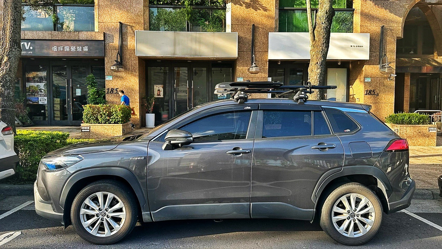 Toyota Corolla Cross 露營車泊搭配 YAKIMA 車頂單車架