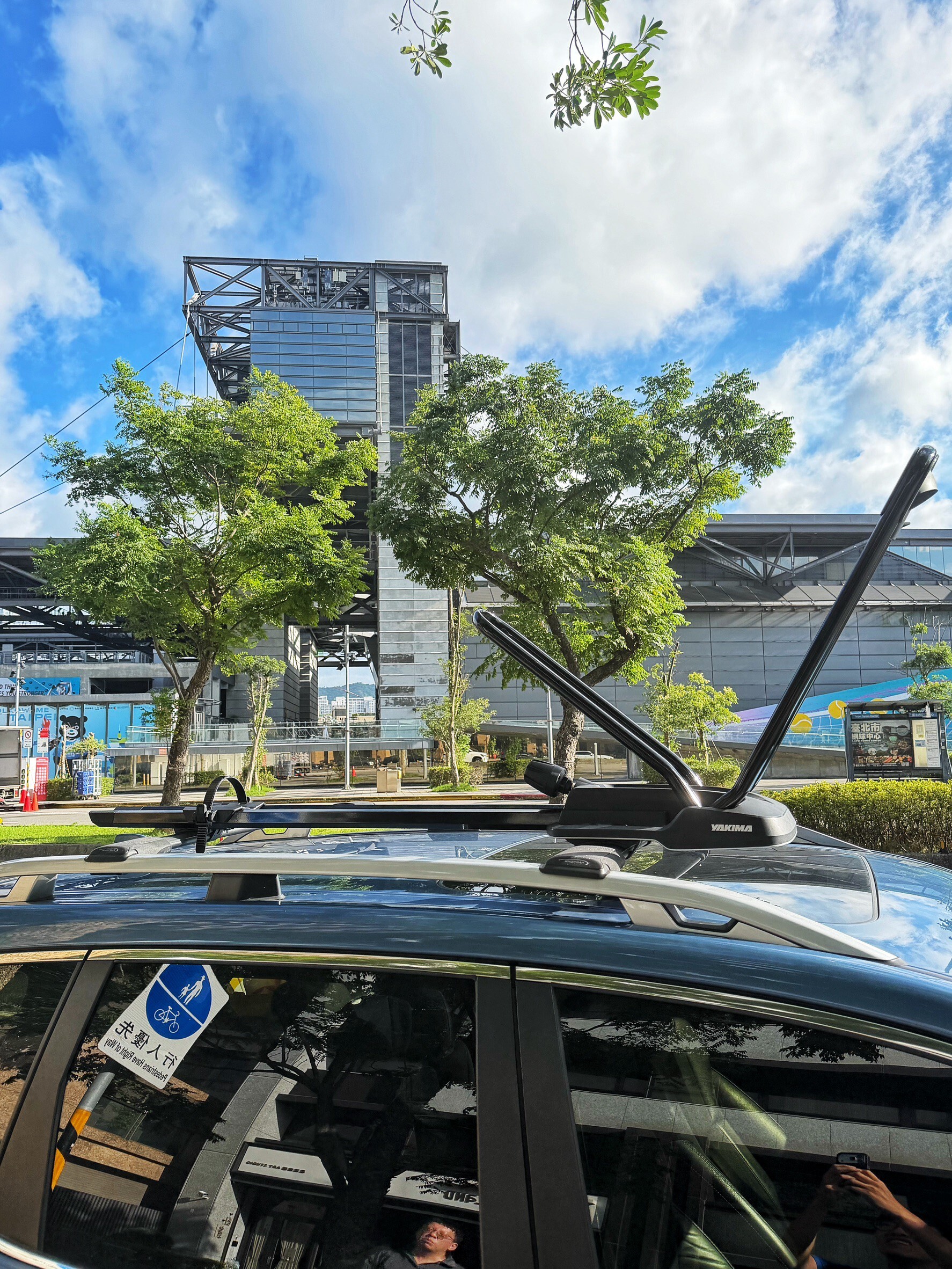 Subaru Forester 露營車泊搭配 YAKIMA 車頂單車架