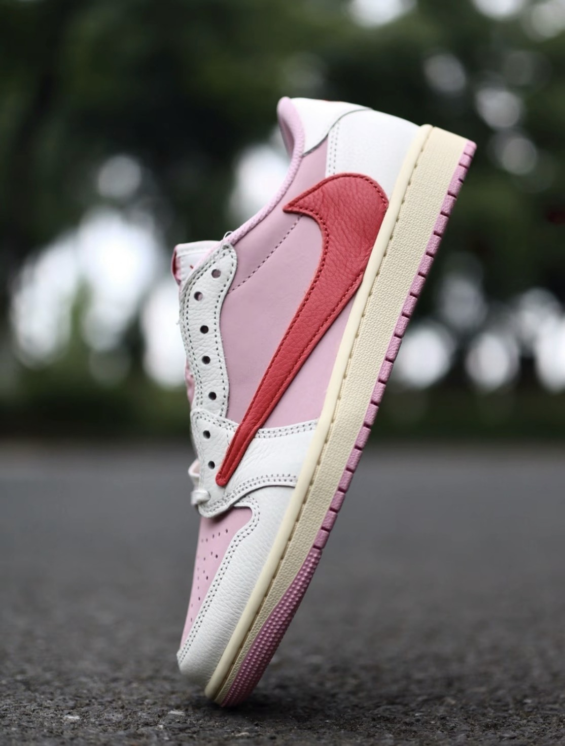 【代購】Jordan x Travis Scott Air Jordan 1 Low OG Pink Hook Low top Vintage Basketball Shoes Men's Tropical Pink IQ7604-101