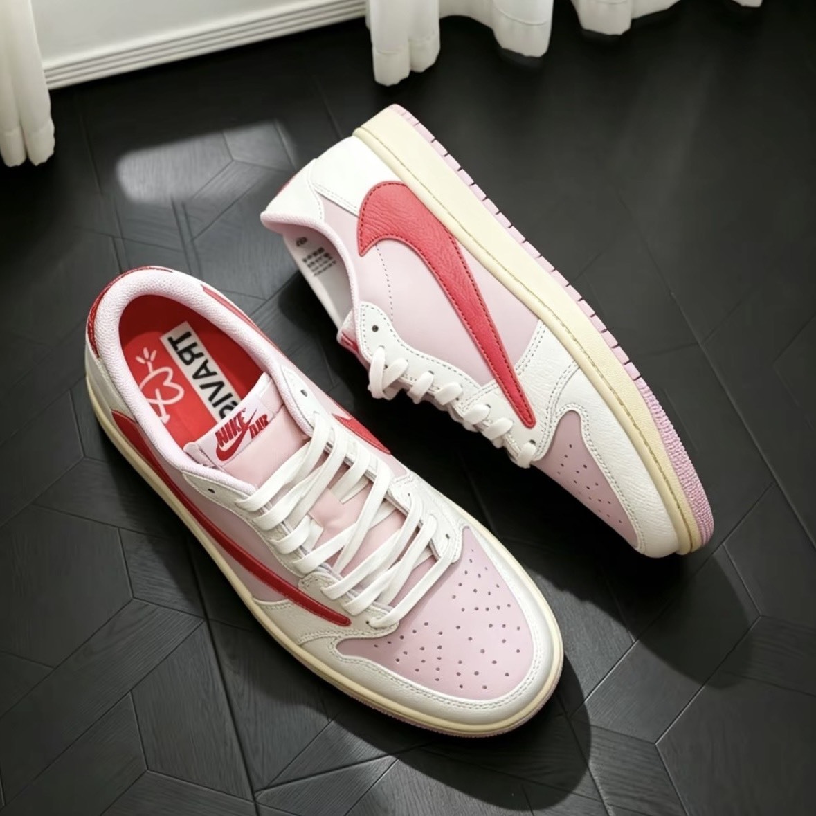 【代購】Jordan x Travis Scott Air Jordan 1 Low OG Pink Hook Low top Vintage Basketball Shoes Men's Tropical Pink IQ7604-101
