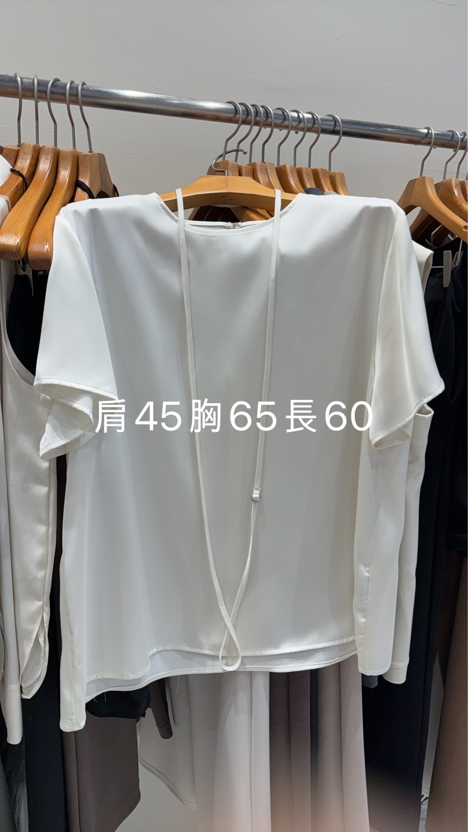 SA7009 緞面大圓領綁帶上衣
