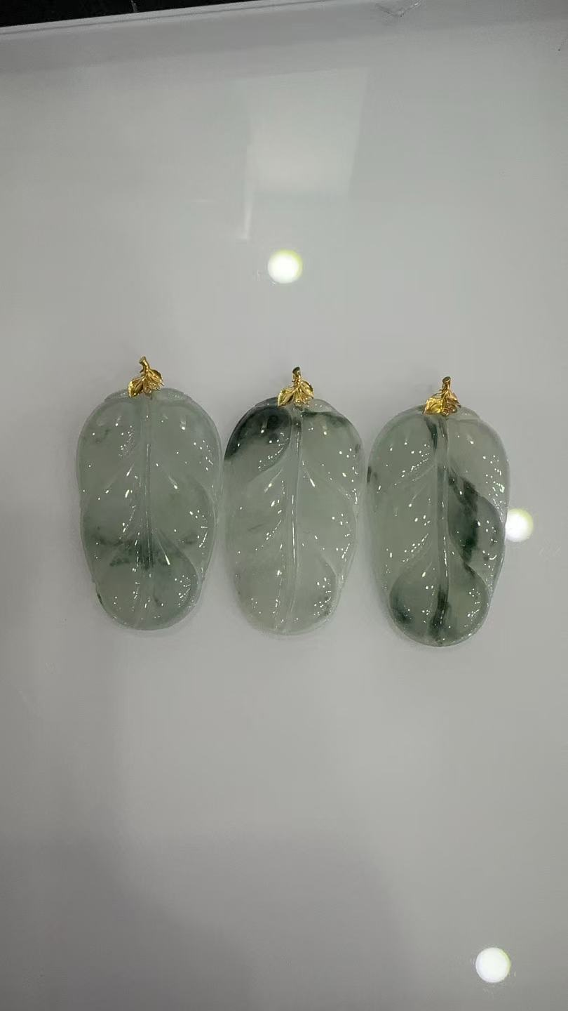 A39  - 飄花翡翠葉子吊墜