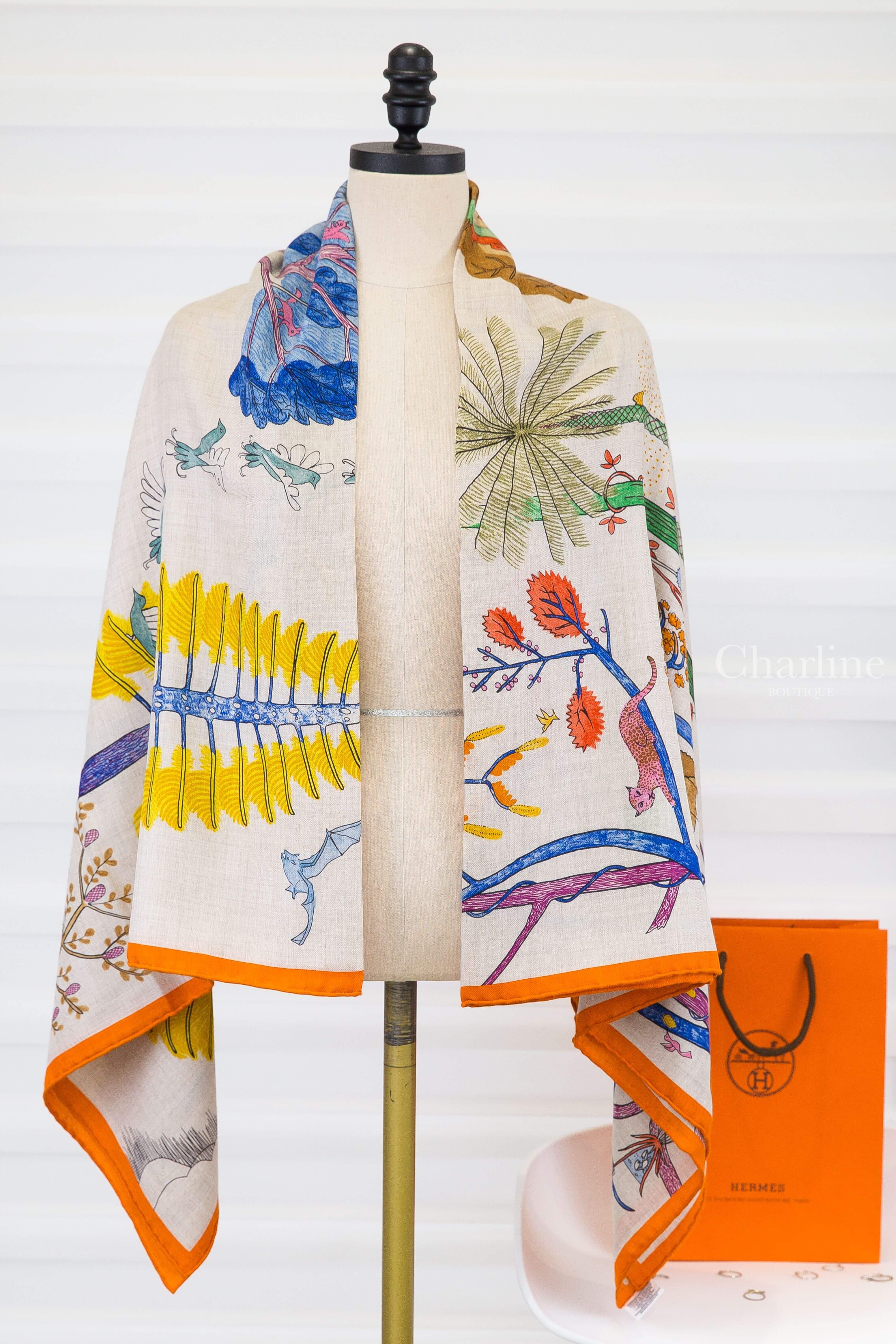 Hermès Cinq Forêts Primaires 140 橘色自然色多色原始森林圖案披掛展示