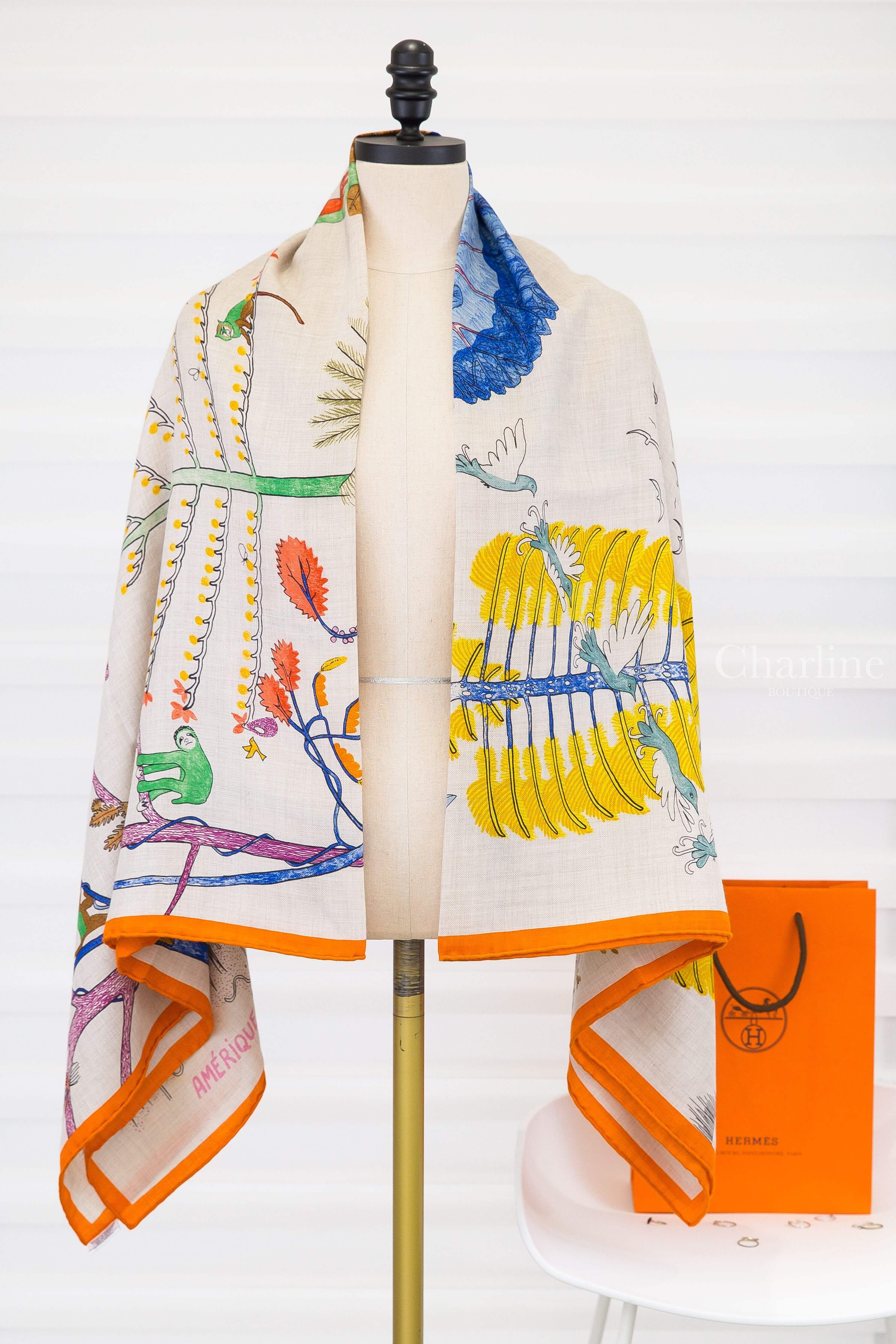 Hermès Cinq Forêts Primaires 140 Orange Naturel Multicolore 多色森林圖案與橘色捲邊展示