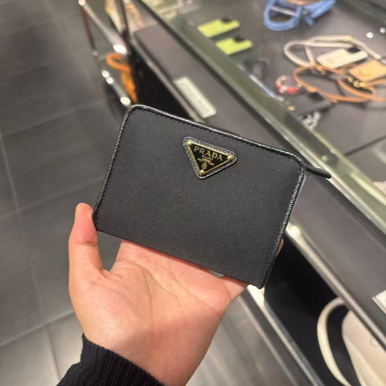 【預購】Prada S081902 皮革拉鍊銀包 (黑色)