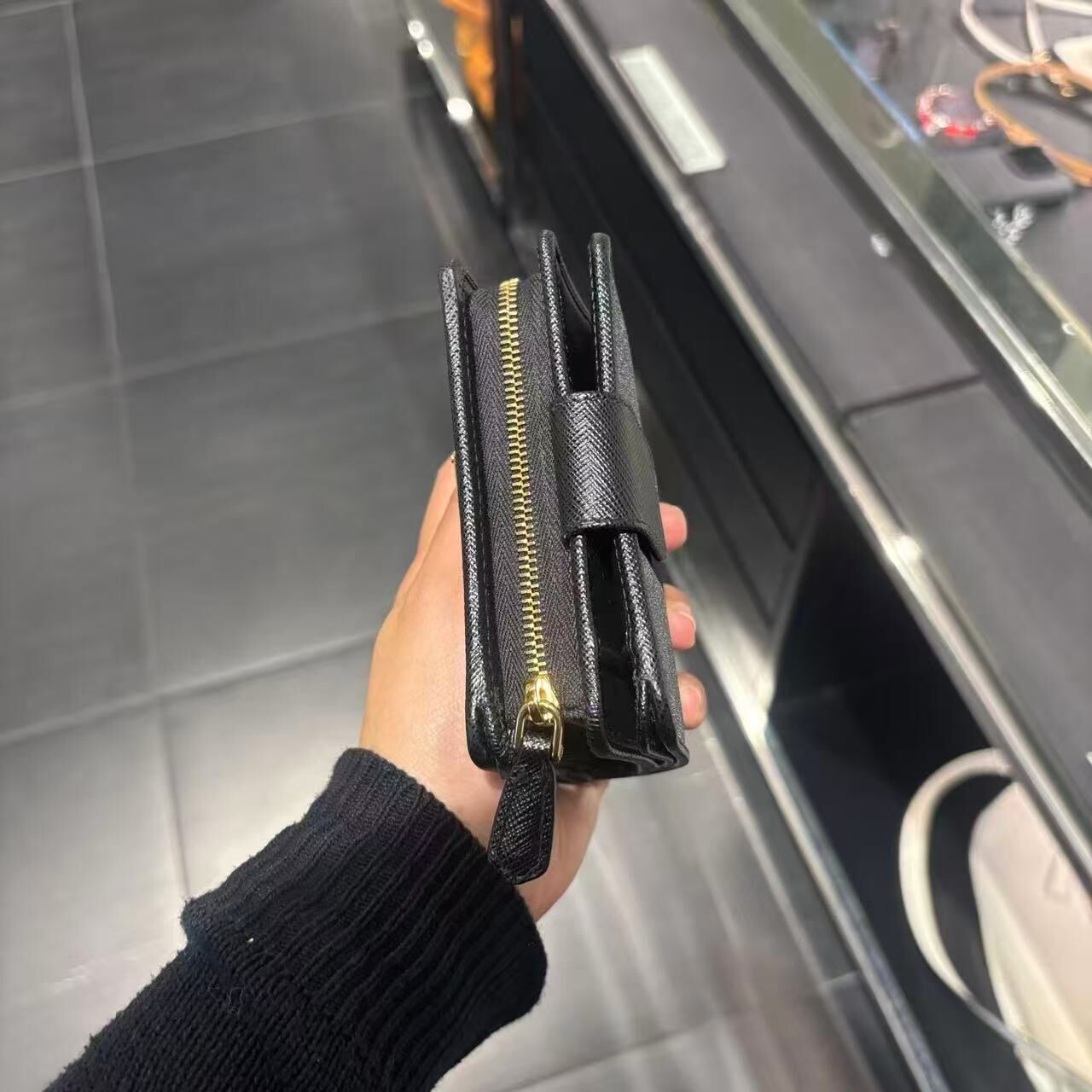 【預購】Prada S081902 皮革拉鍊銀包 (黑色)
