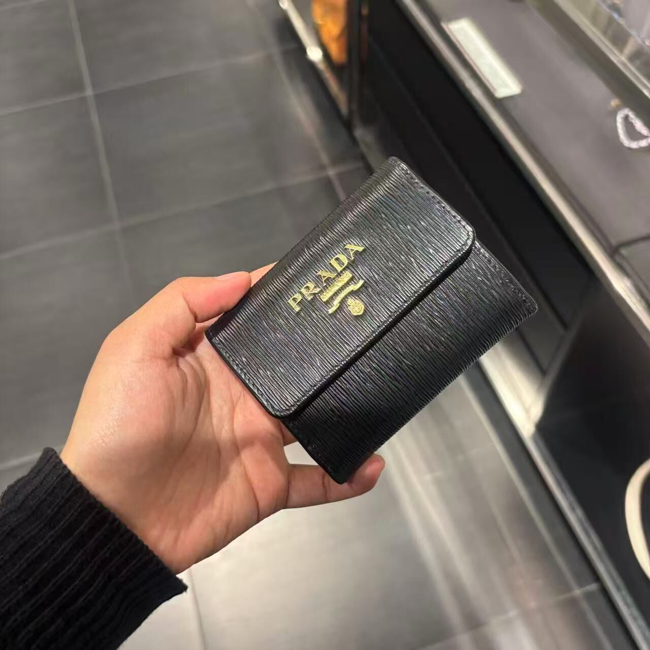 【預購】Prada S081903 壓釦卡夾 (黑色)