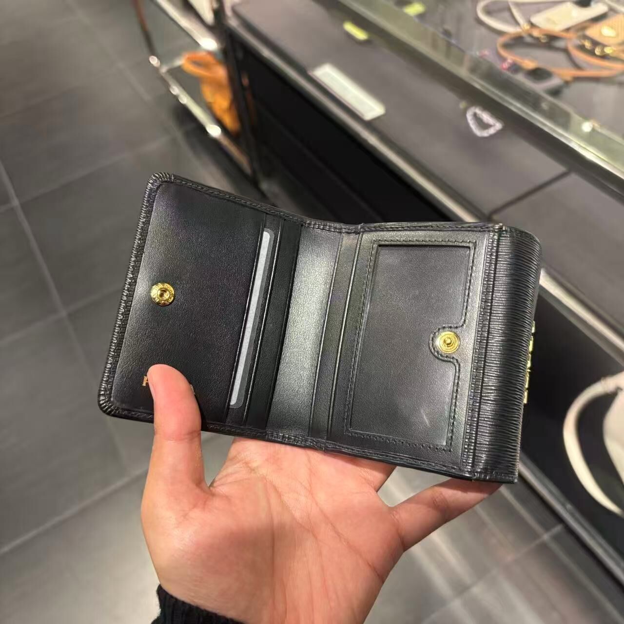 【預購】Prada S081903 壓釦卡夾 (黑色)