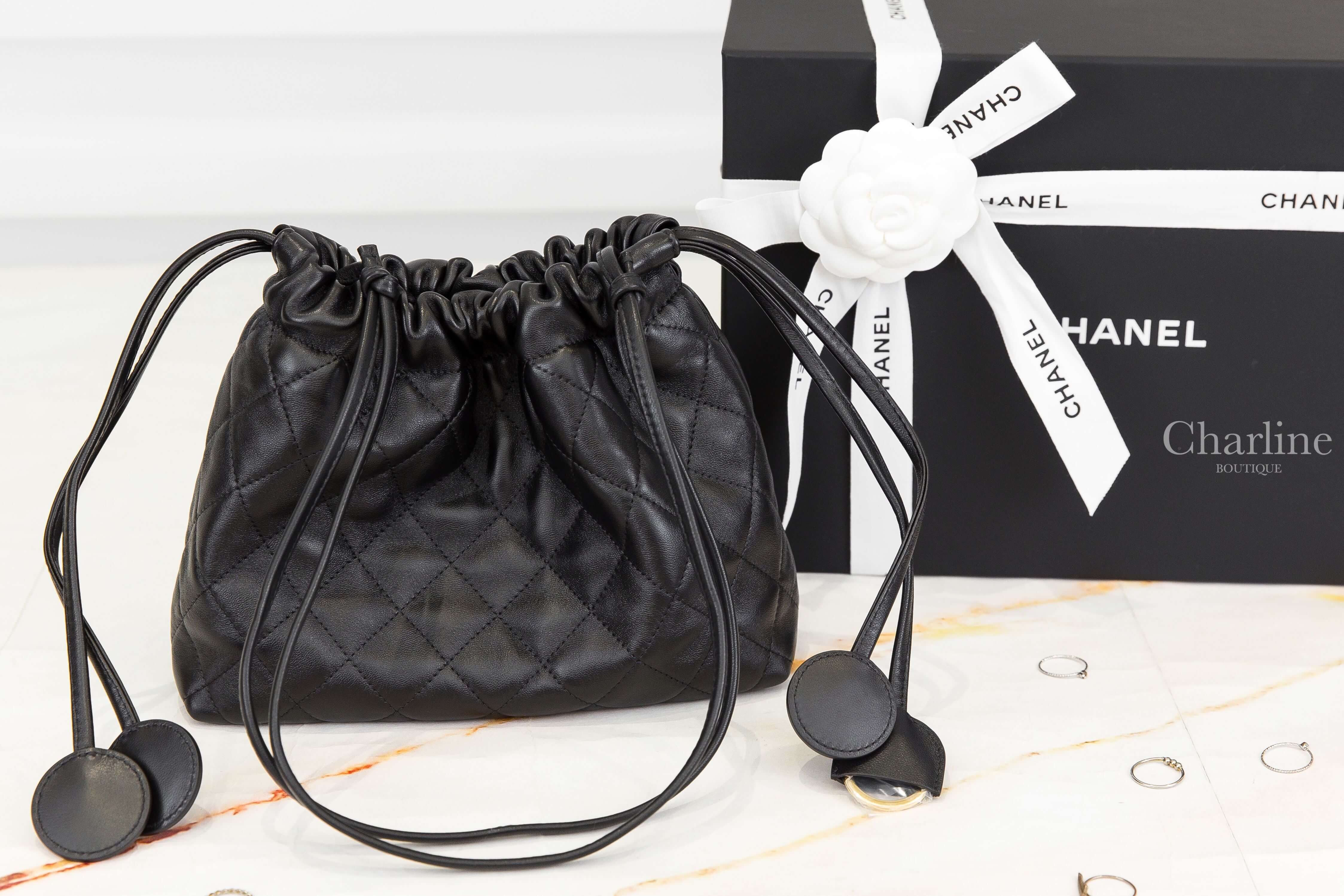Chanel Clutch With Leather Strap 黑色金CC黑CC圓牌/金色鑰匙圈小羊皮菱格紋酒紅內裡大型束口肩背手拿包-Charline Boutique 精品代購