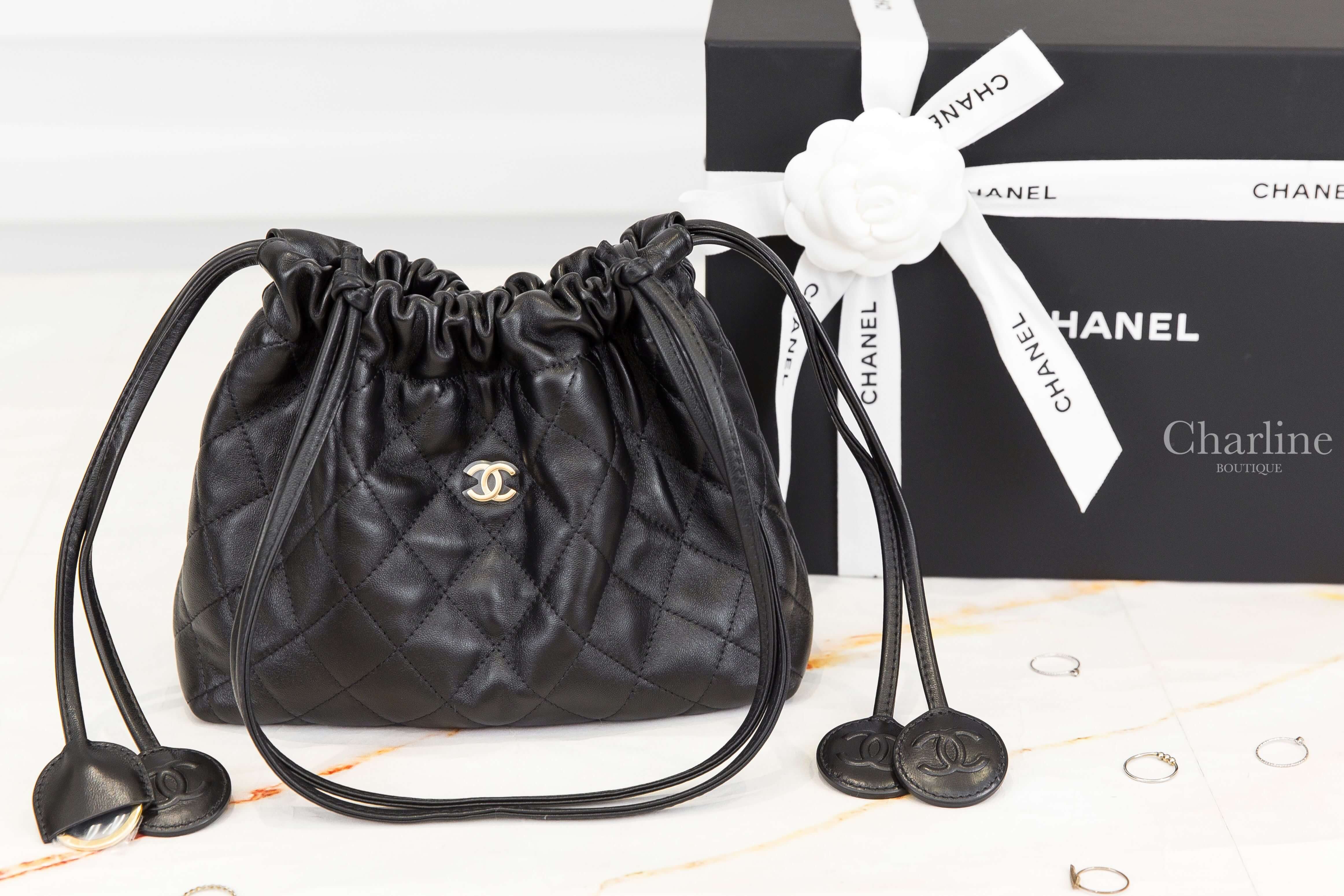 Chanel Clutch With Leather Strap 黑色金CC黑CC圓牌/金色鑰匙圈小羊皮菱格紋酒紅內裡大型束口肩背手拿包-Charline Boutique 精品代購