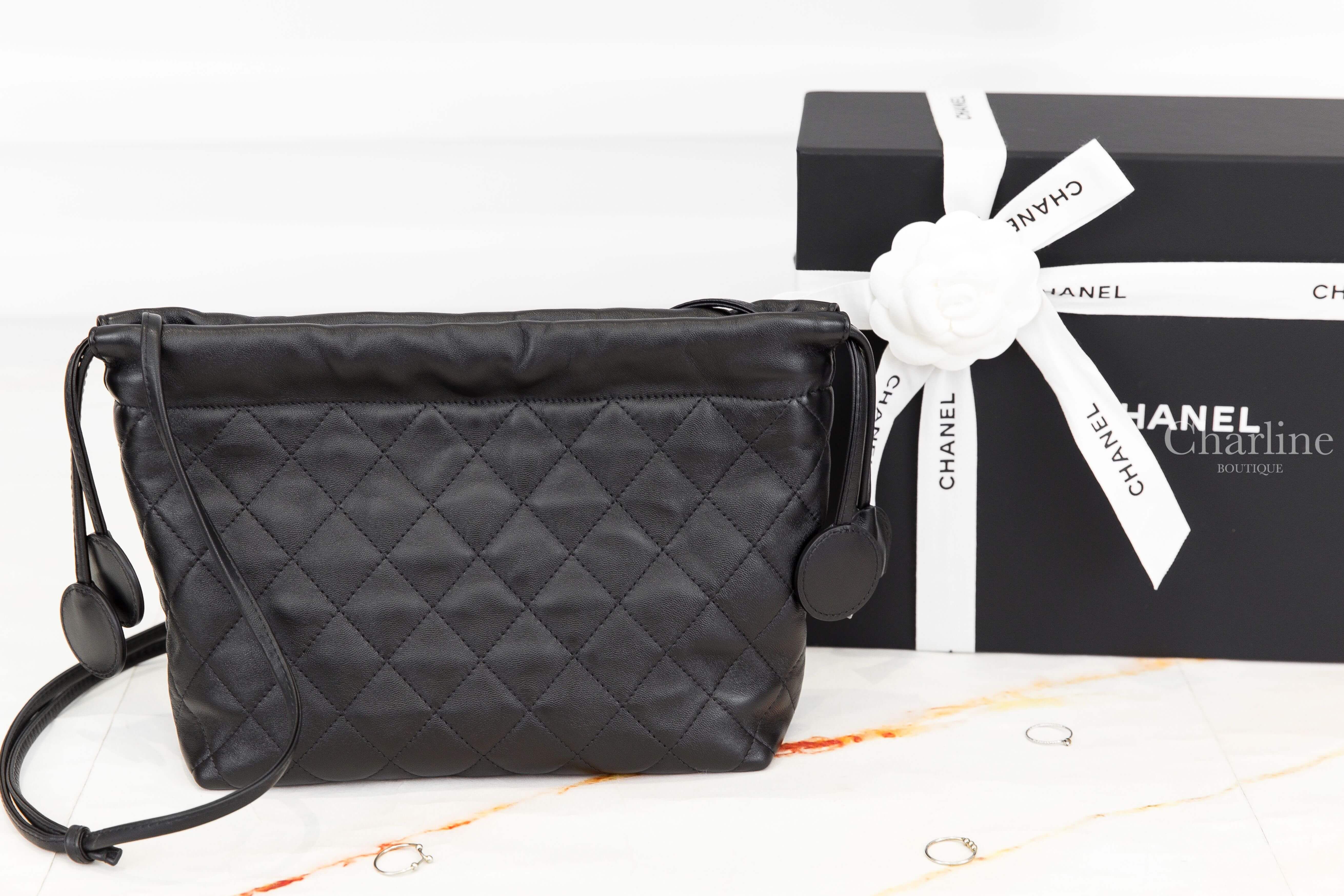 Chanel Clutch With Leather Strap 黑色金CC黑CC圓牌/金色鑰匙圈小羊皮菱格紋酒紅內裡大型束口肩背手拿包-Charline Boutique 精品代購