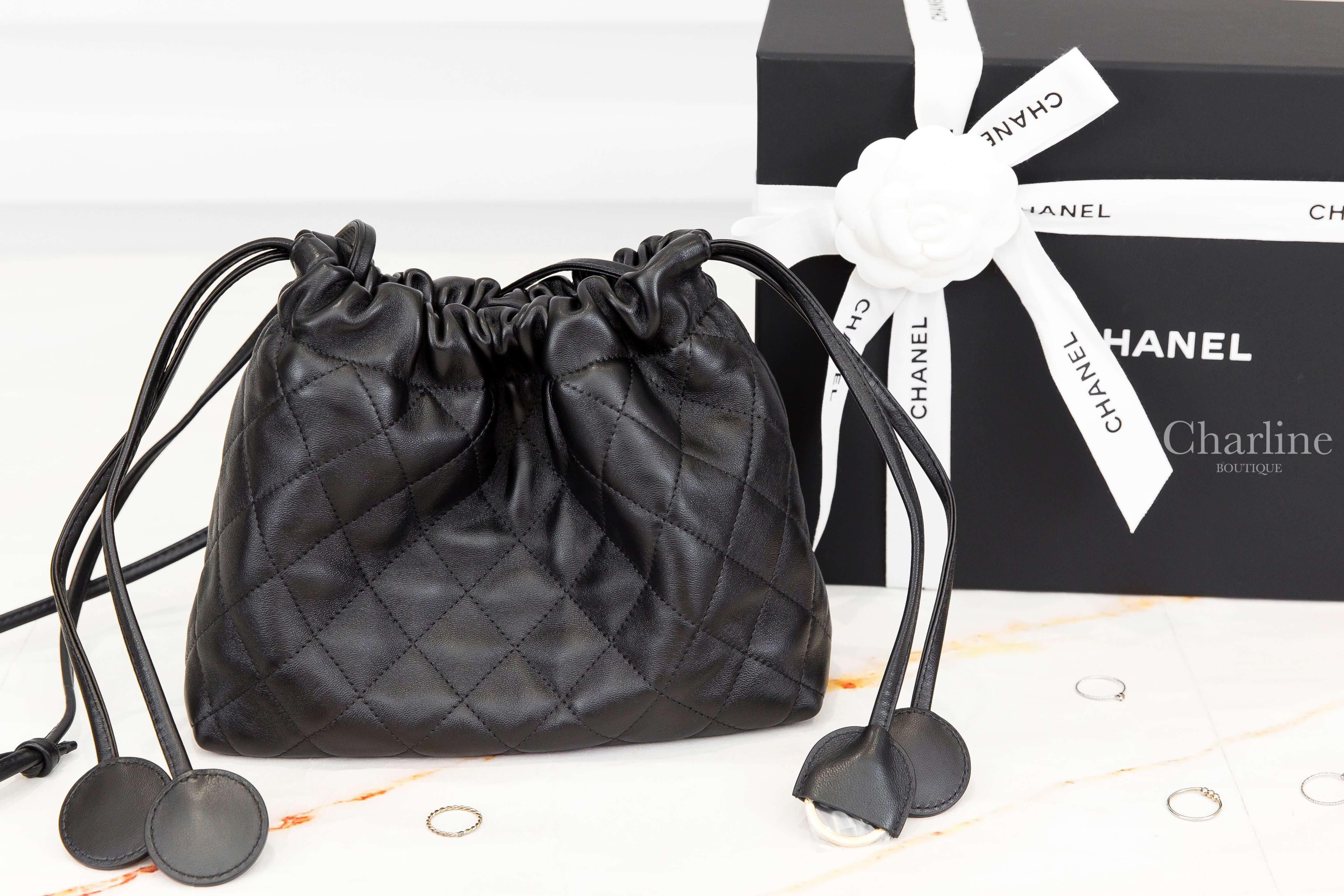 Chanel Clutch With Leather Strap 黑色金CC黑CC圓牌/金色鑰匙圈小羊皮菱格紋酒紅內裡大型束口肩背手拿包-Charline Boutique 精品代購