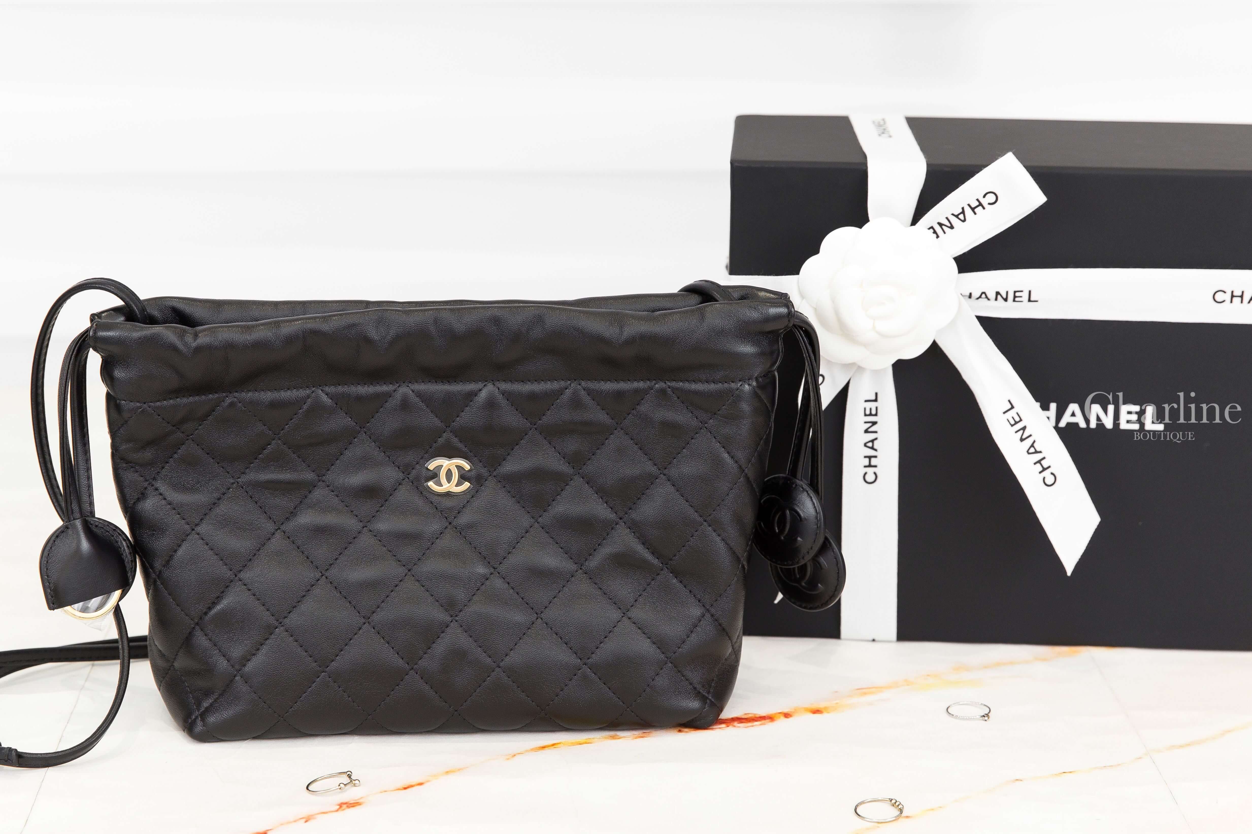 Chanel Clutch With Leather Strap 黑色金CC黑CC圓牌/金色鑰匙圈小羊皮菱格紋酒紅內裡大型束口肩背手拿包-Charline Boutique 精品代購