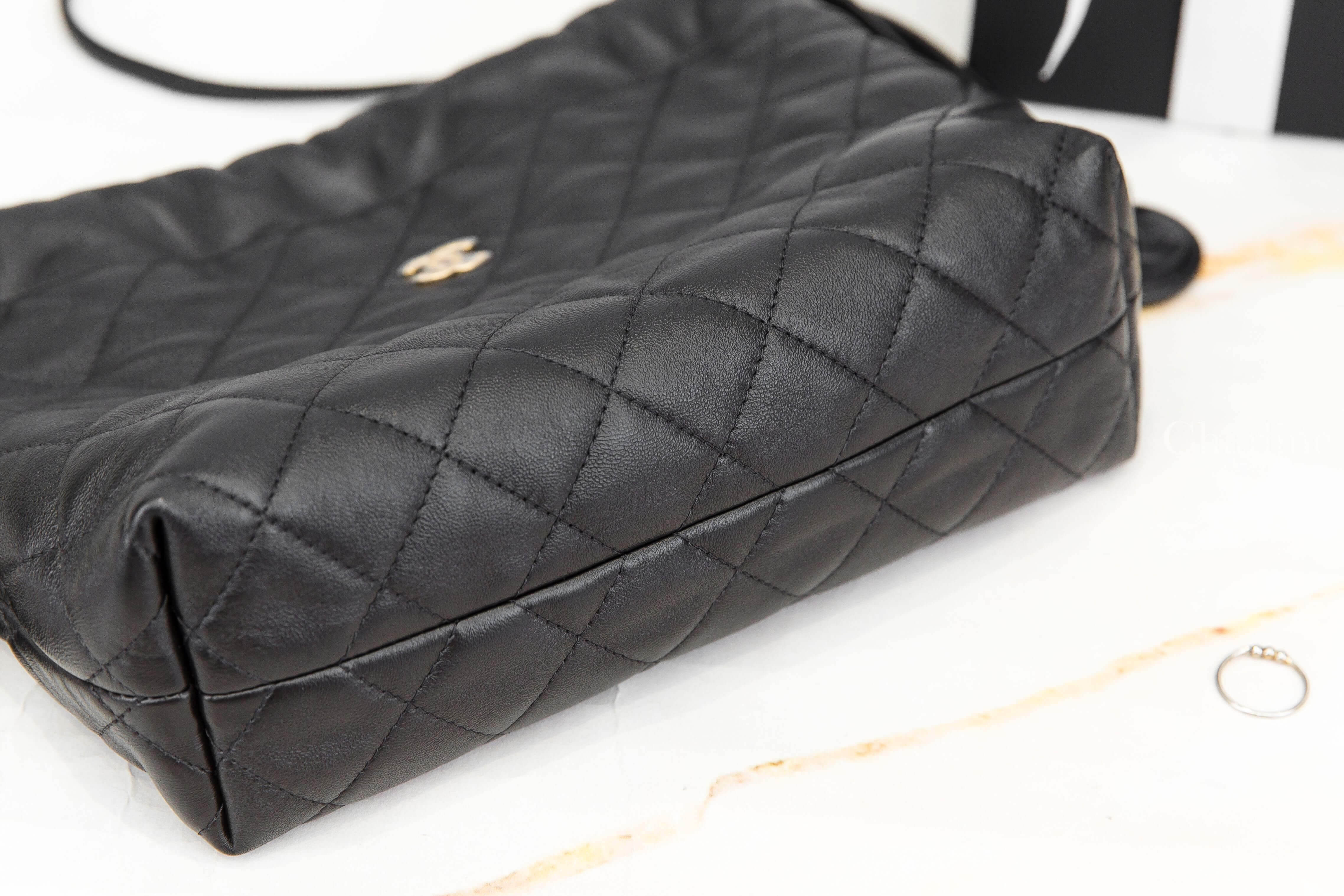 Chanel Clutch With Leather Strap 黑色金CC黑CC圓牌/金色鑰匙圈小羊皮菱格紋酒紅內裡大型束口肩背手拿包-Charline Boutique 精品代購