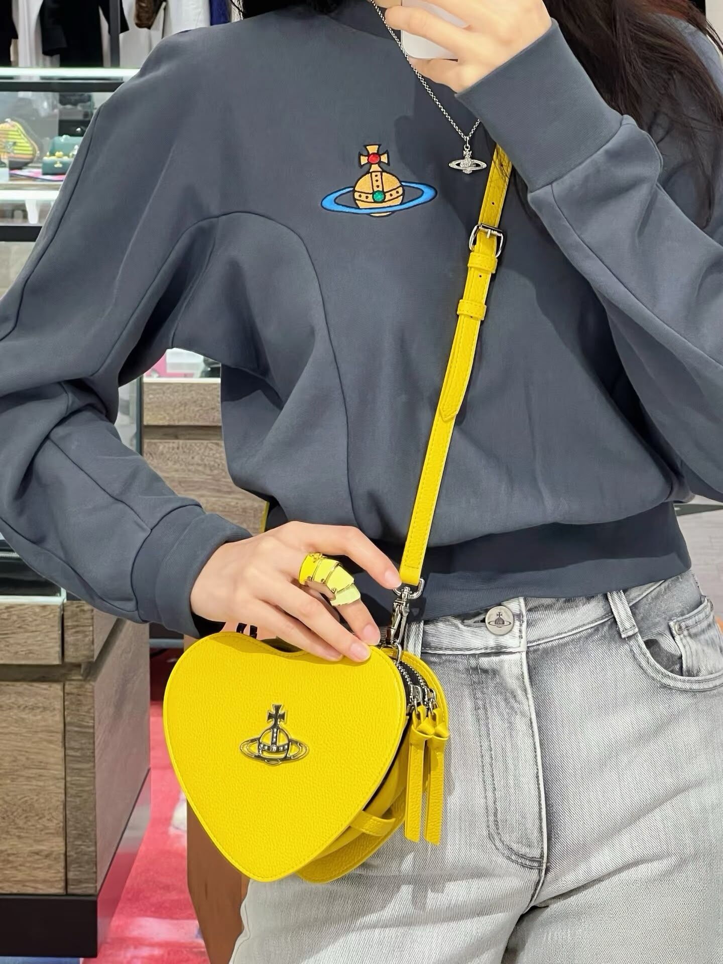 LYS02316 Vivienne Westwood 黃色心形雙拉鏈袋