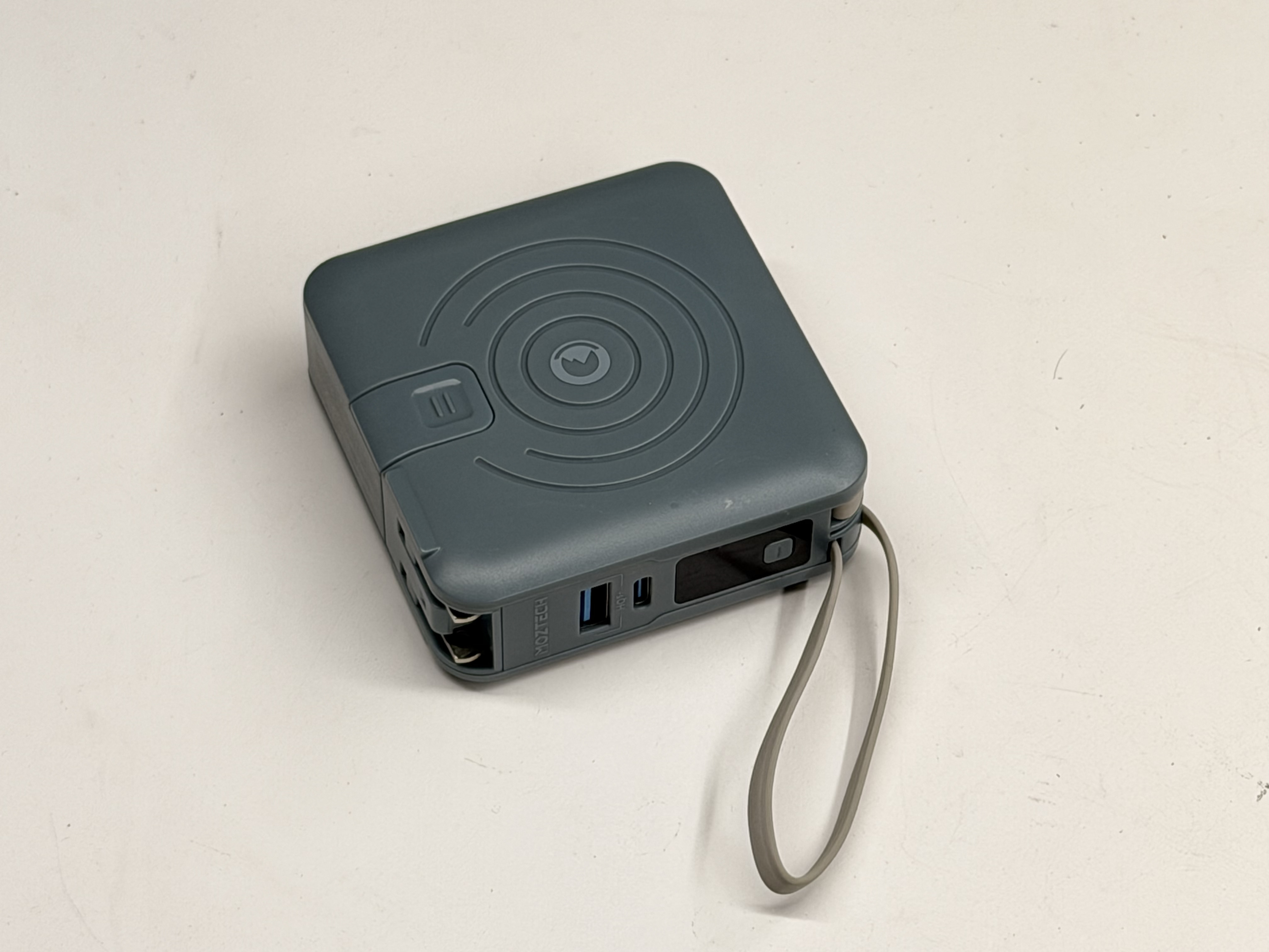 福利品出清【MOZTECH】萬能充Pro 多功能五合一 行動電源 水泥灰
