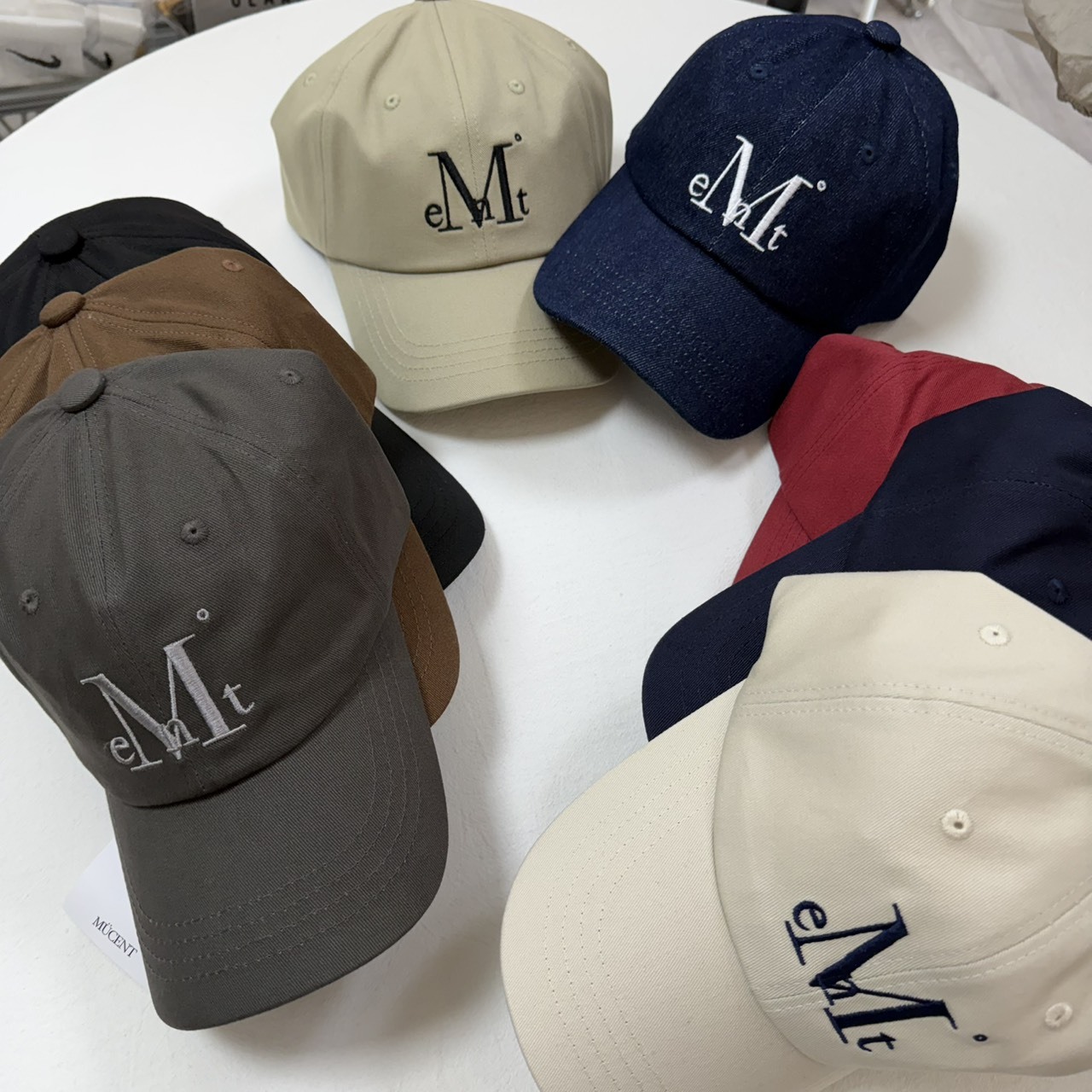 【OWN】MUCENT 休閒 帽子 刺繡 LOGO 老帽 鴨舌帽 棒球帽 單一尺寸 不分男女 黑 紅 米白 咖 淺牛仔藍 淺灰
