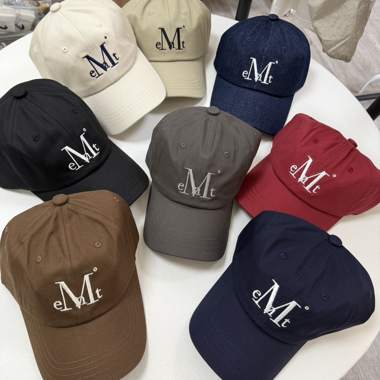 【OWN】MUCENT 休閒 帽子 刺繡 LOGO 老帽 鴨舌帽 棒球帽 單一尺寸 不分男女 黑 紅 米白 咖 淺牛仔藍 淺灰
