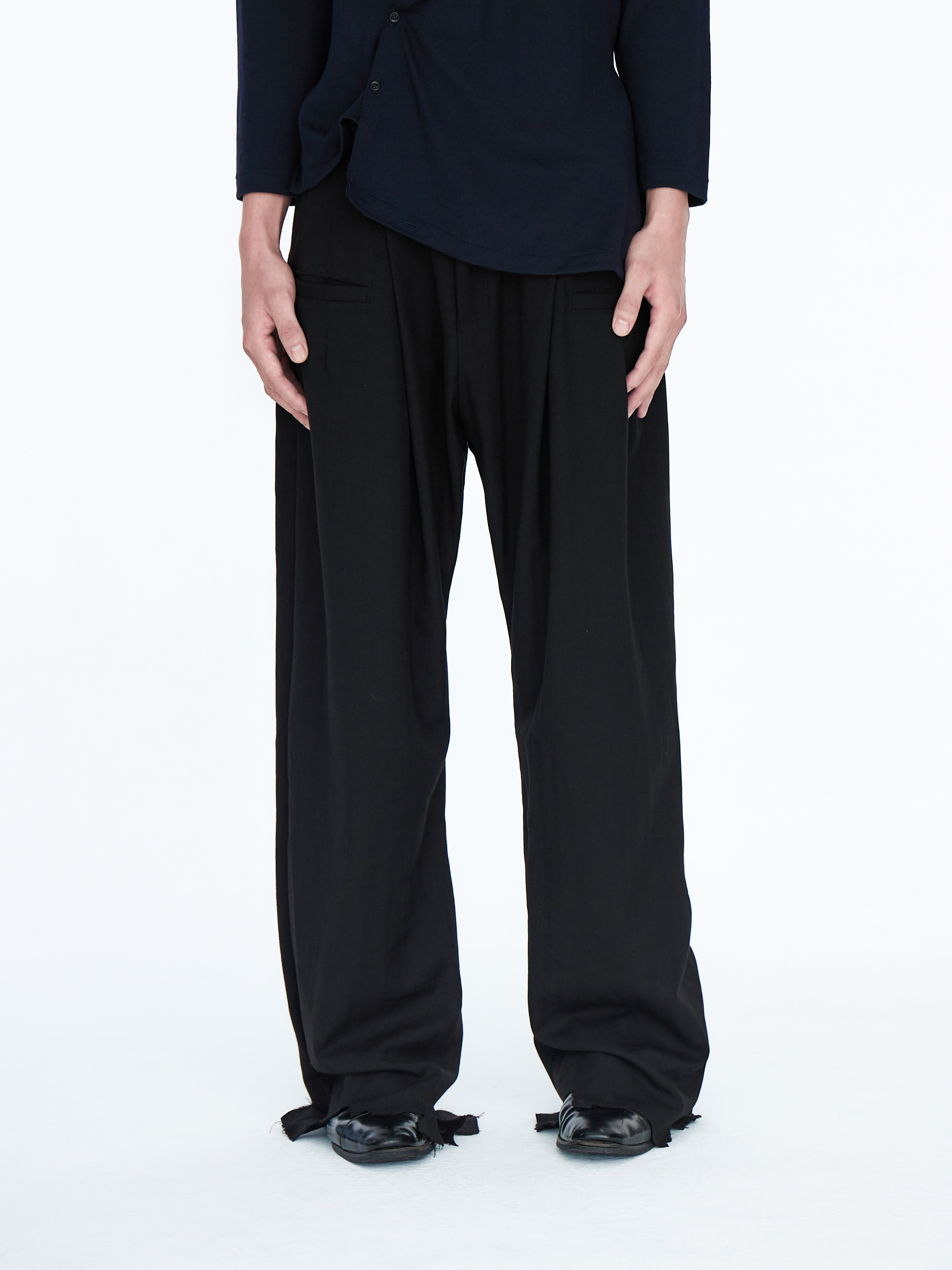 pip｜Frayed-Hem Pleated Pant (Black)