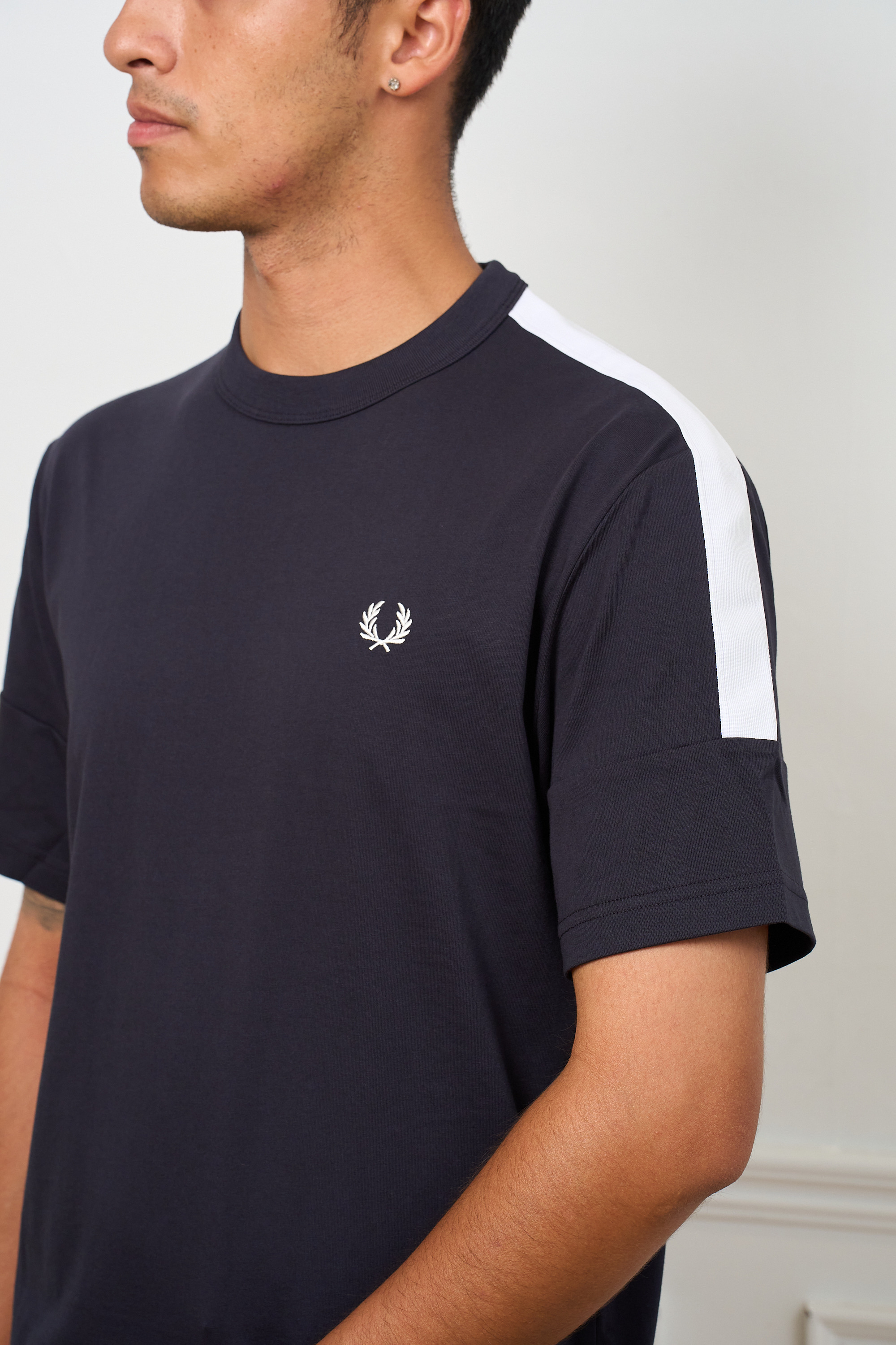 FRED PERRY 串標織帶圓領衫 PRINTED TAPE TSHIRT【M3485】