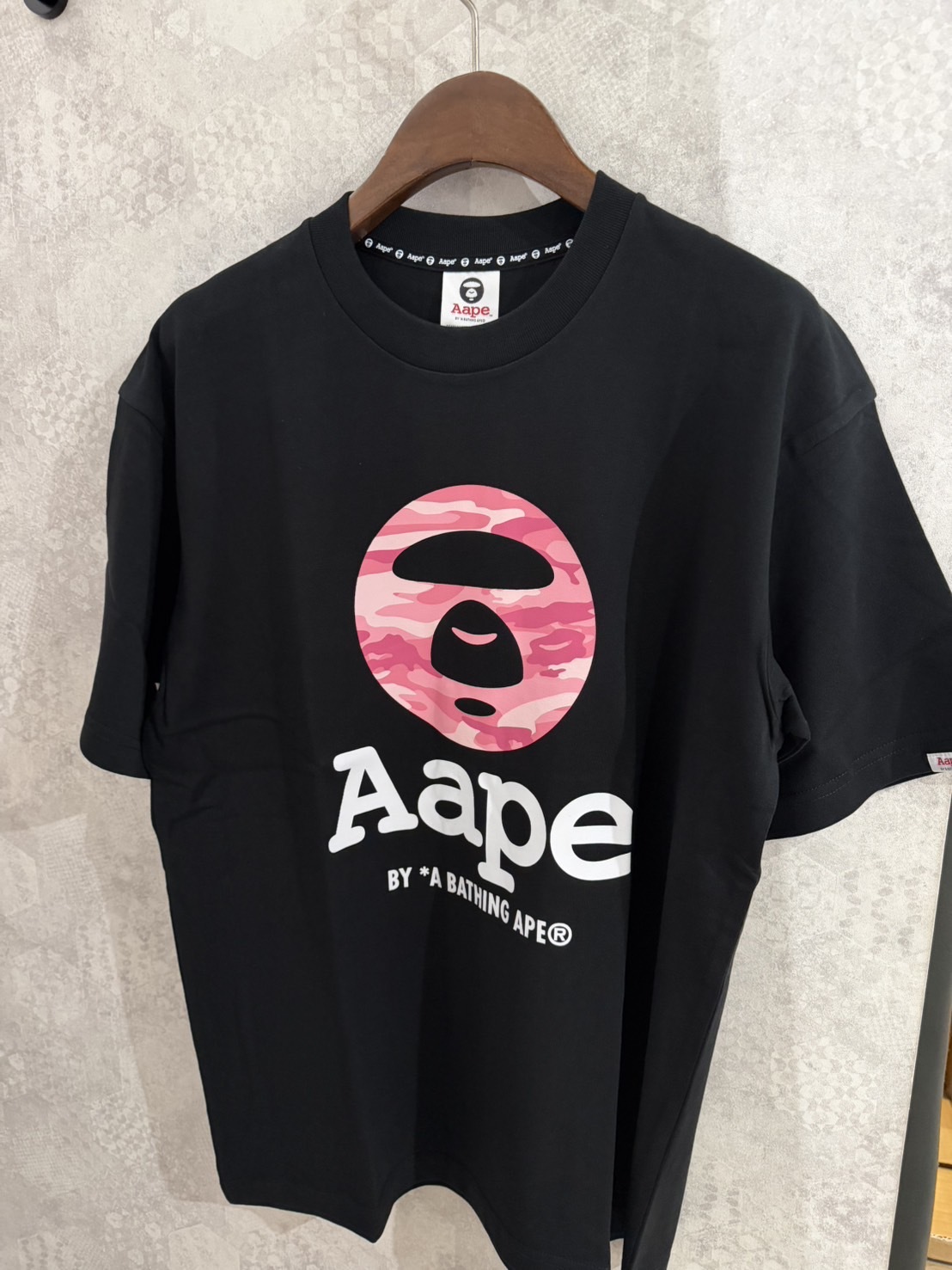 Aape 粉迷彩猿猴字母 短袖上衣 短T