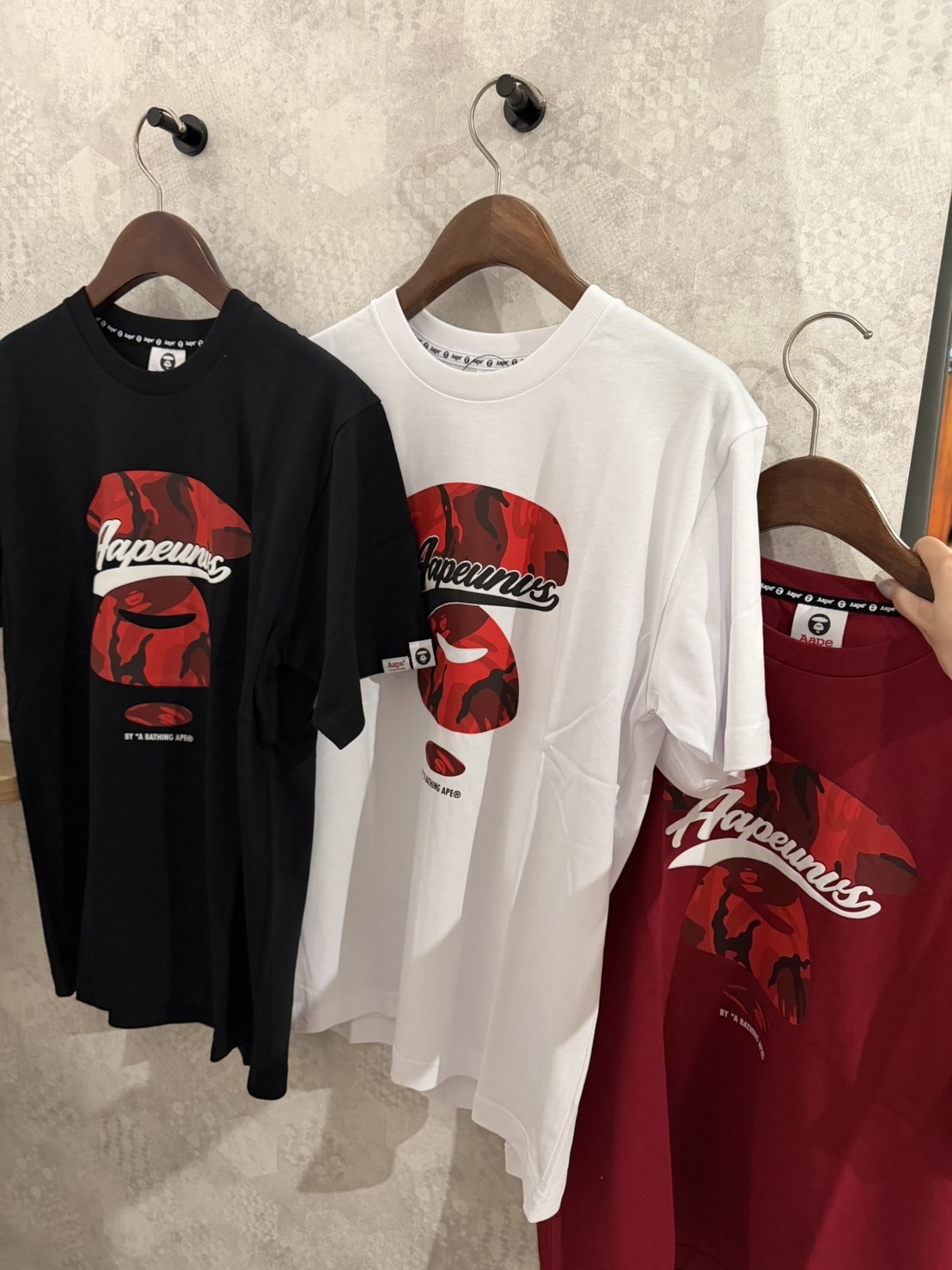 AAPE 紅迷彩猿猴大標字母 短袖上衣 短T