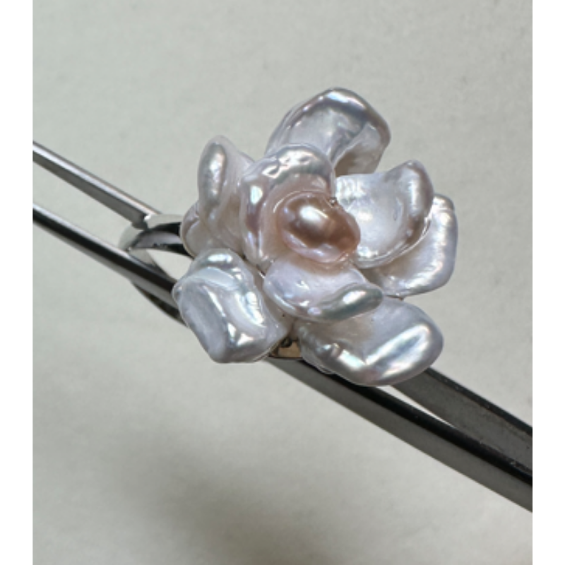 HKAG0821-065 異形珍珠白花戒指 (合金鍍銀) (17MM) (A65)