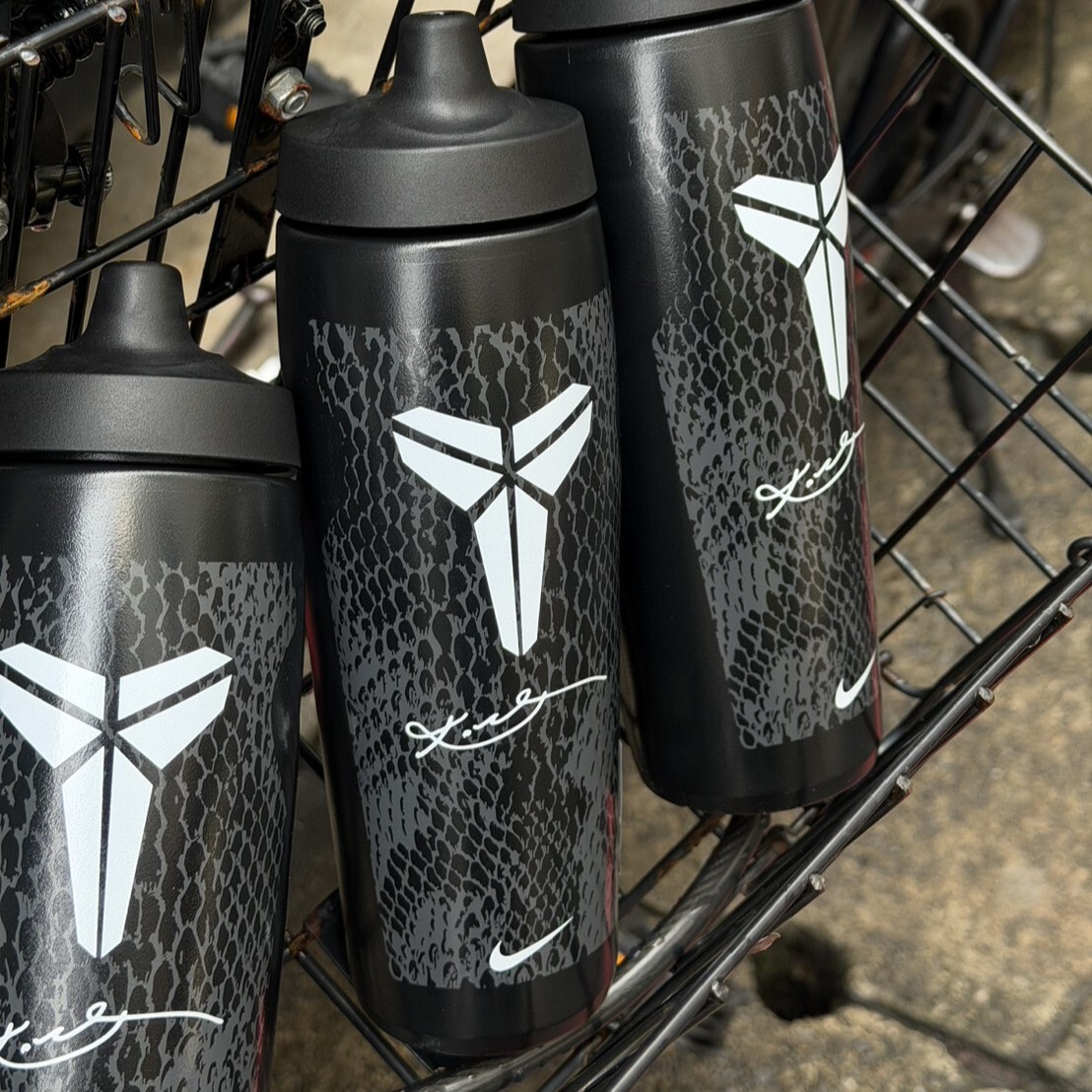 Nike REFUEL 0.7L 擠壓式運動水壺 IW7937-077