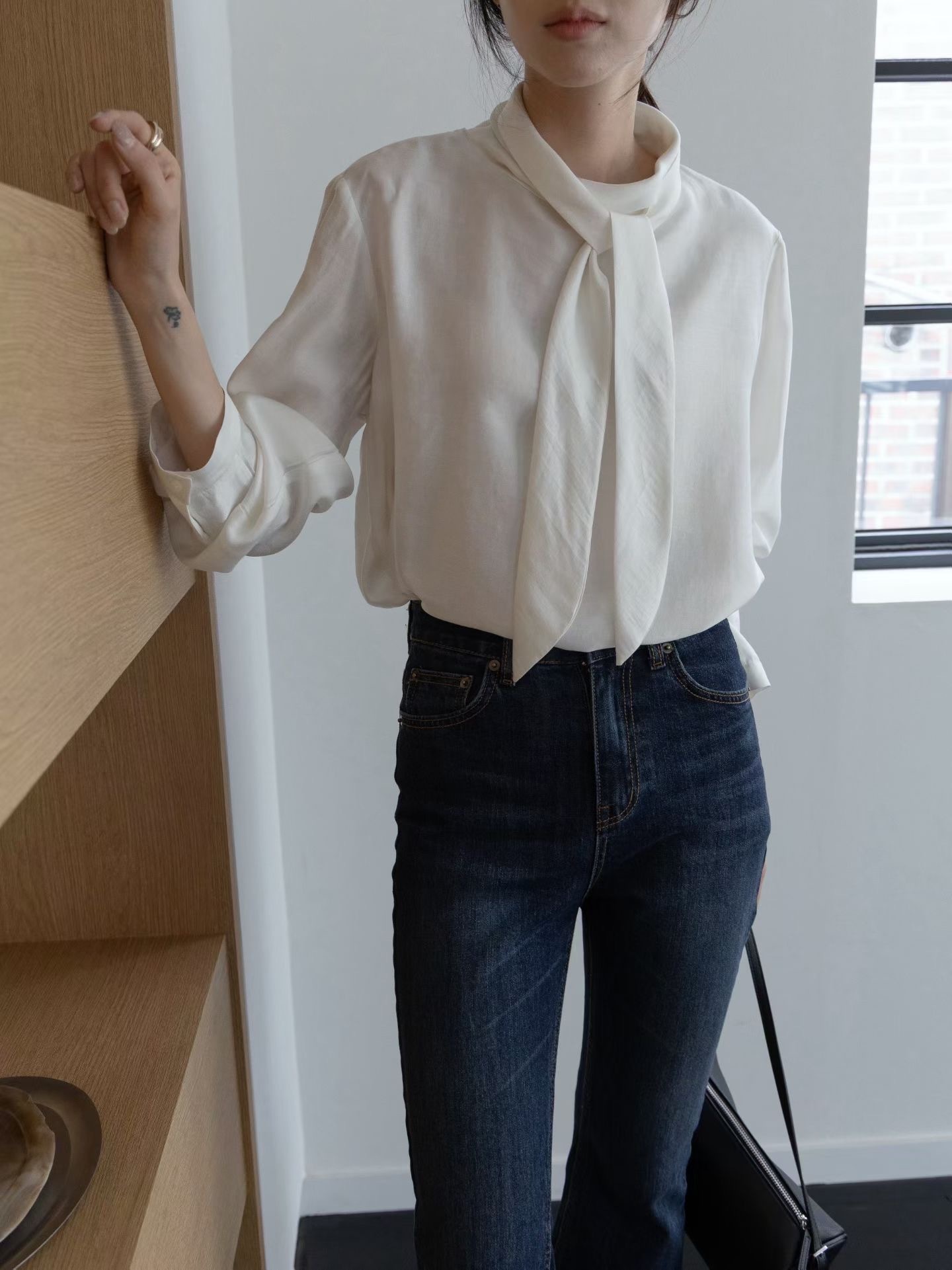 AB26105 Round Tie BL