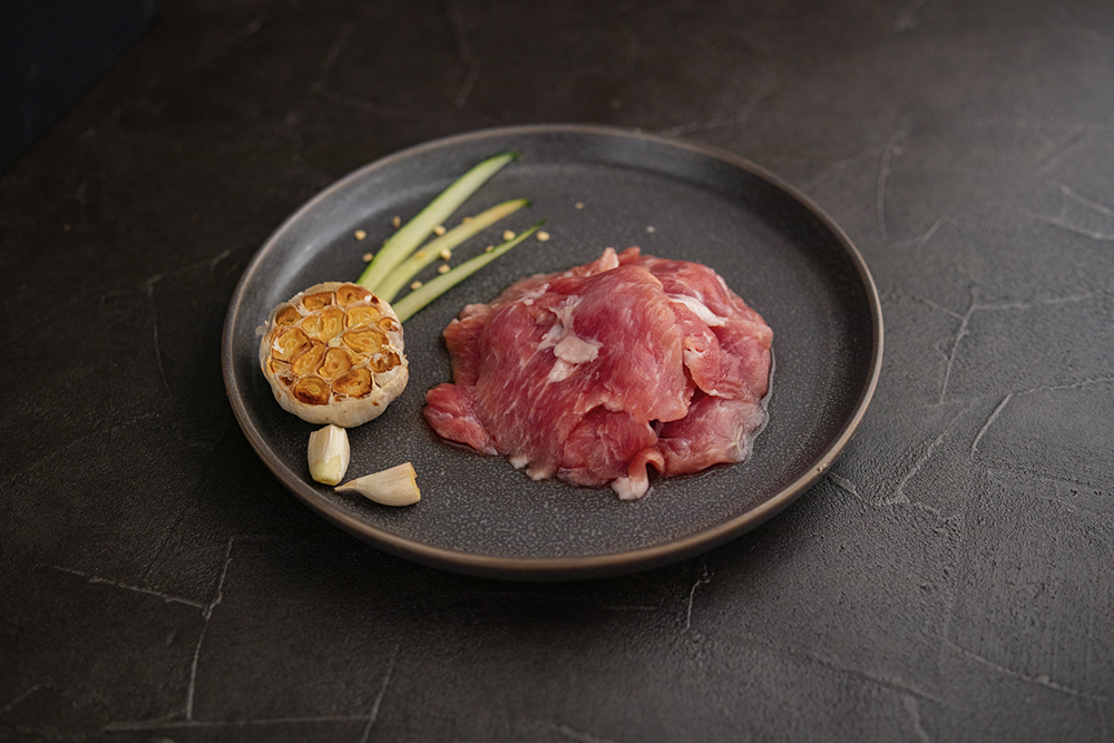 霜降肉的油脂紋路分布細小均勻，就像是降霜或是大理石的線路模樣，肉質細緻多汁，口感極佳，燒烤、煎及火鍋川燙都合適，簡單料理、輕鬆享用！