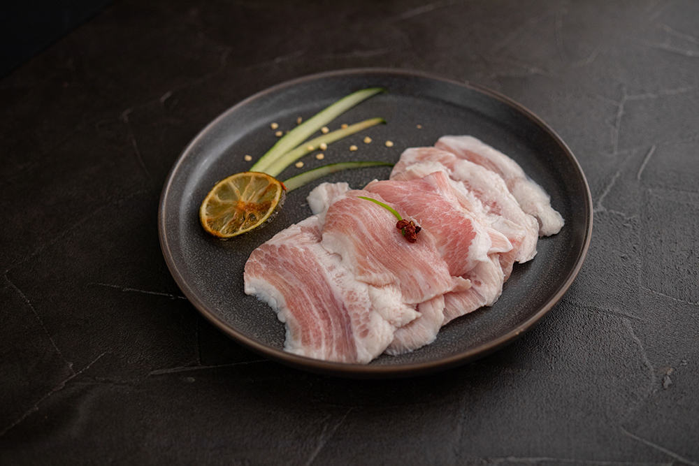 松阪豬人稱「世界上最好吃的豬肉」,取自豬頸部位,大理石般的雪花紋路,油脂分布均勻且肥瘦適中,由肌肉與油脂的組成帶來與眾不同的Q脆口感,燒烤、香煎都美味!