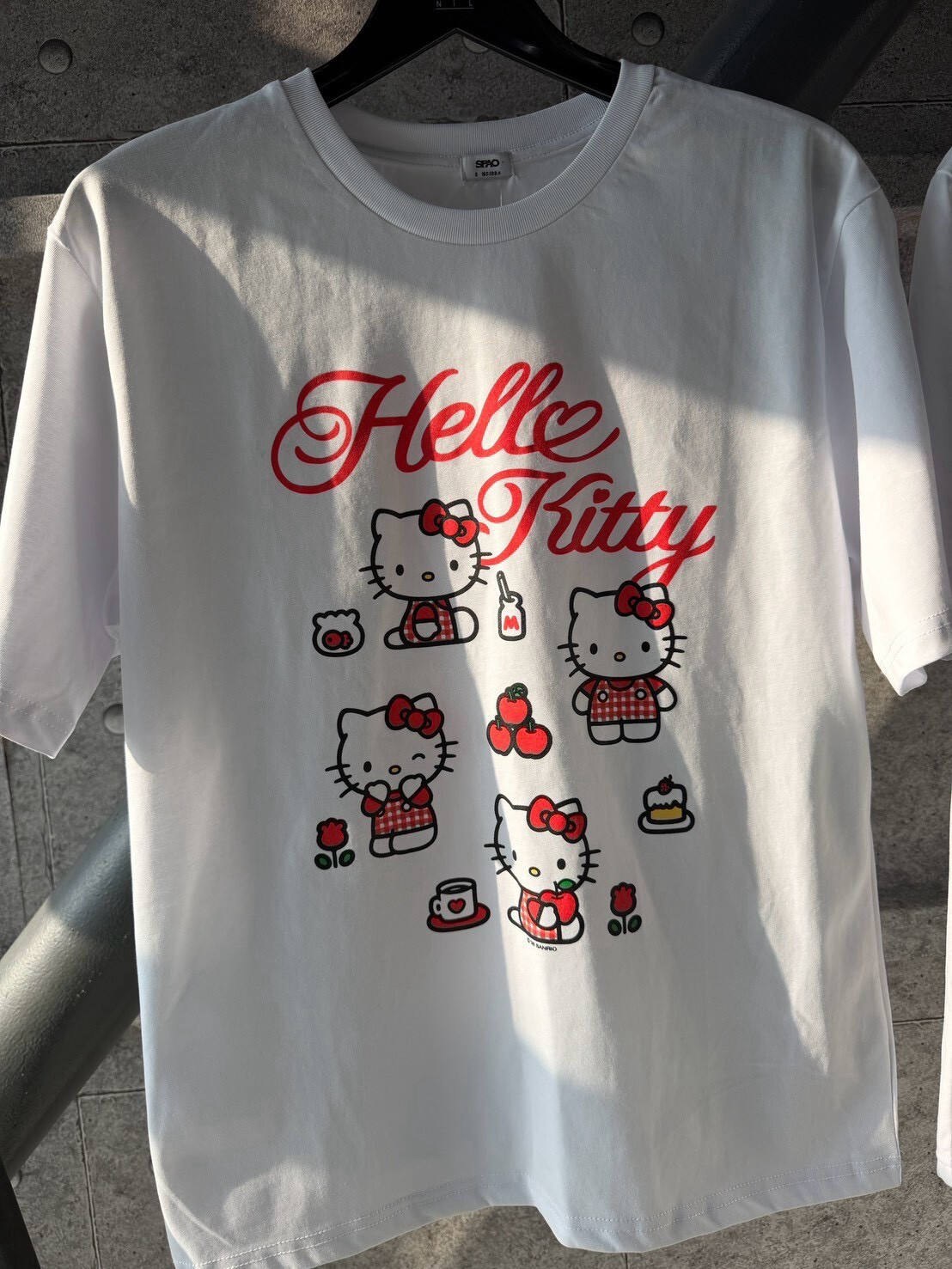 SPAO x 三麗鷗 聯名限定 Hello Kitty 短袖 T 白色多隻Kitty款