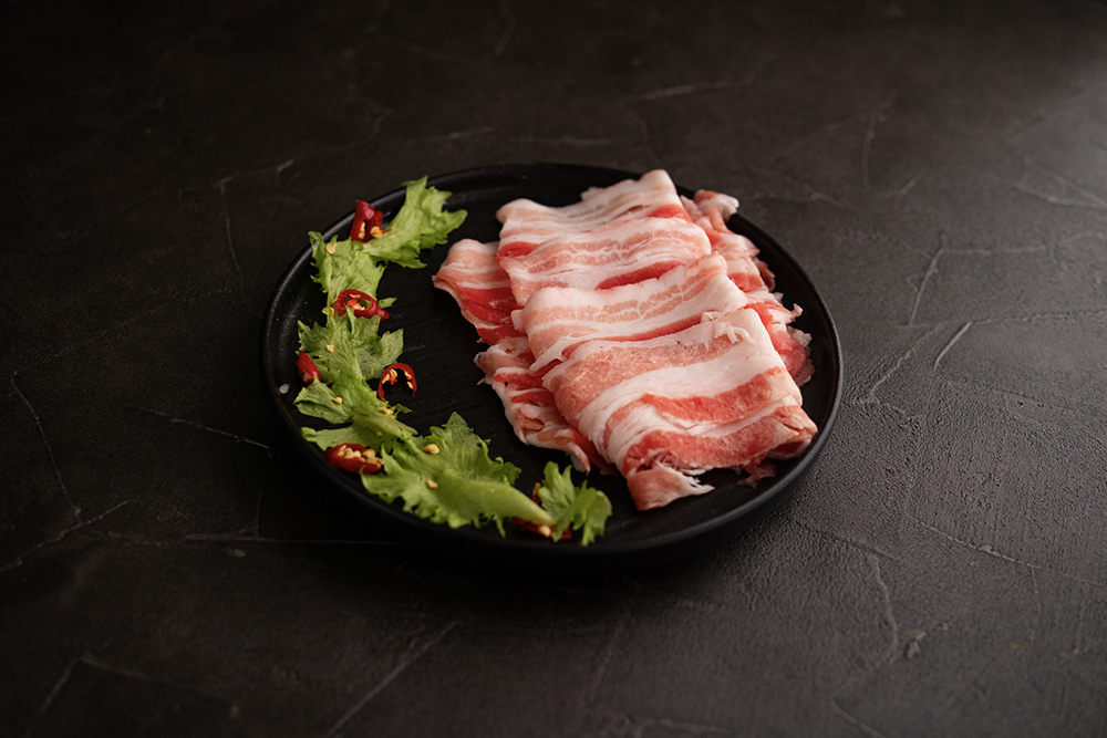 嚴選高品質台灣豬肉，油脂分佈均勻，肉質軟嫩、無腥味，口感極佳，簡單燒烤就美味，無論在家聚餐、戶外露營都合適！🏕
