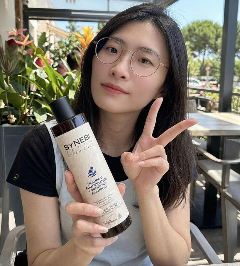 細軟髮、頭髮扁塌且有掉髮困擾，使用 SYNEBI 強健洗髮精的真實心得，洗完後頭皮感到十分清爽、比較不出油，但髮絲卻依然保持柔順，持續使用一段時間後，發現掉髮的情況明顯減少許多。