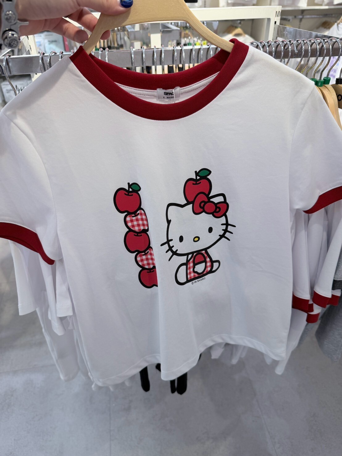 SPAO x 三麗鷗 聯名限定 Hello Kitty 短版短袖 T 紅白滾邊蘋果款