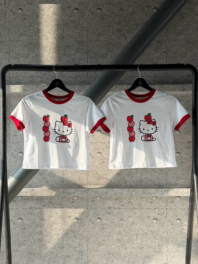 SPAO x 三麗鷗 聯名限定 Hello Kitty 短版短袖 T 紅白滾邊蘋果款